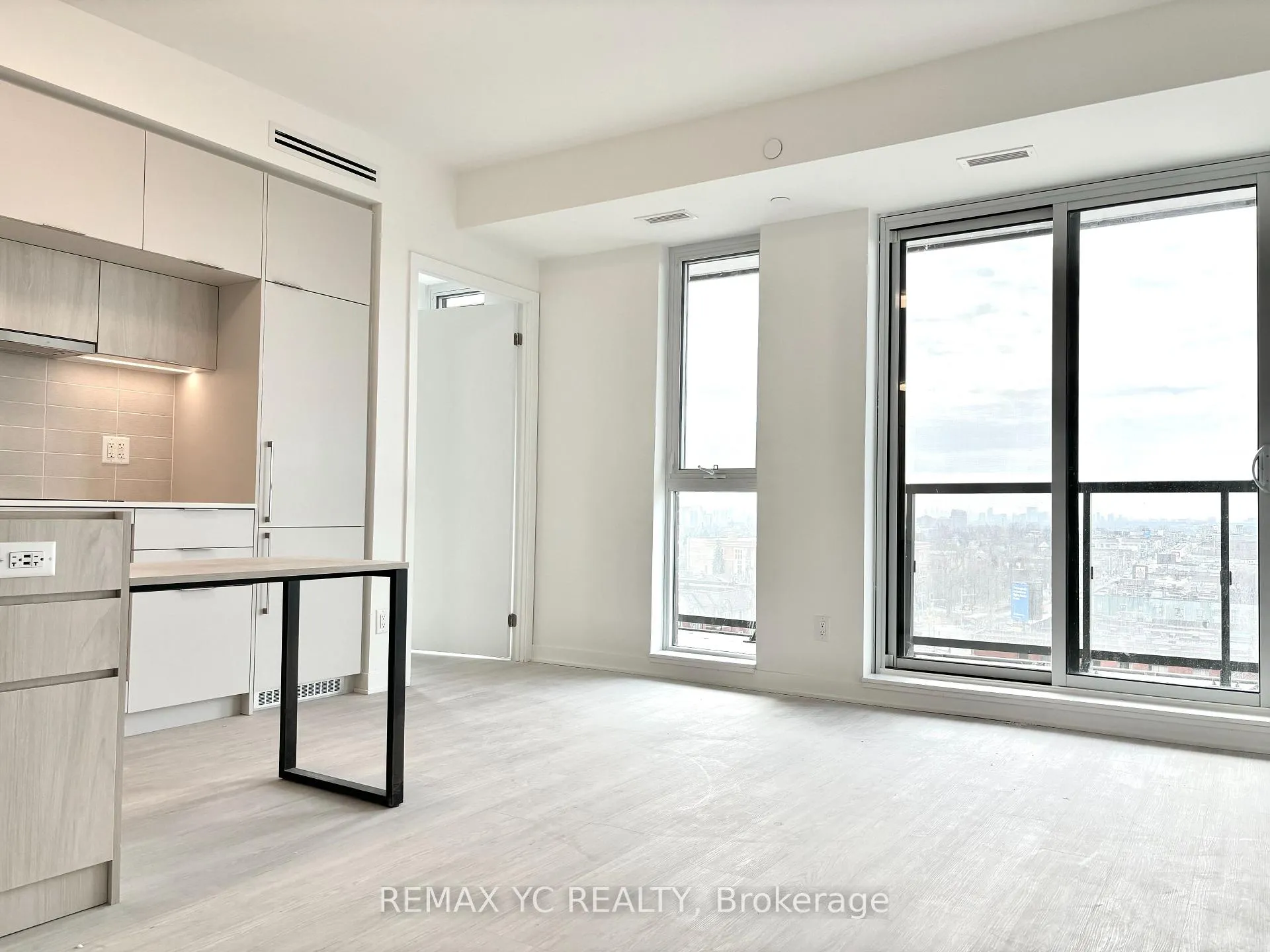 Photo 4 of Unit 908, 185 Alberta Avenue, Toronto, Oakwood Village — HOMEH