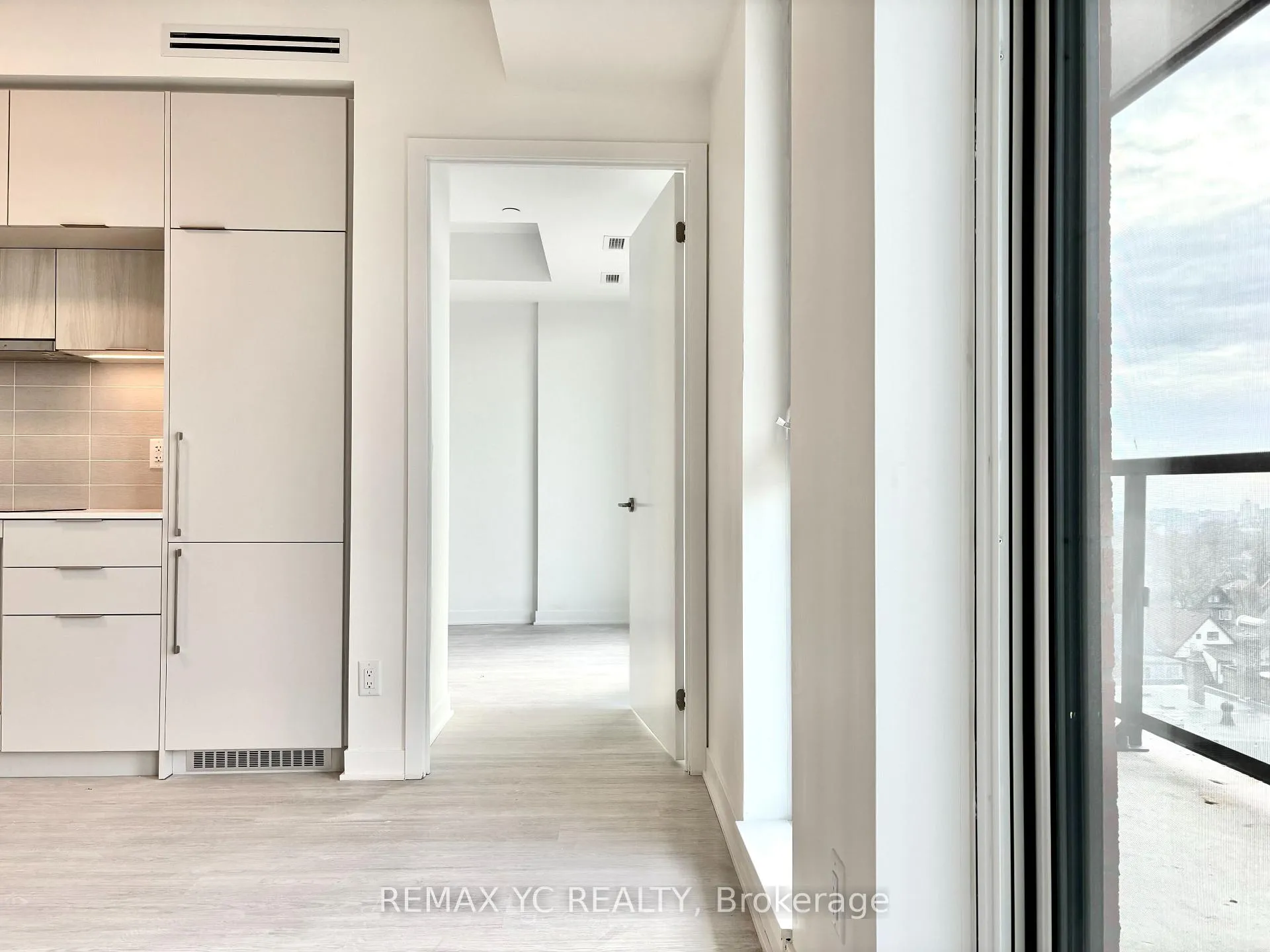 Photo 5 of Unit 908, 185 Alberta Avenue, Toronto, Oakwood Village — HOMEH