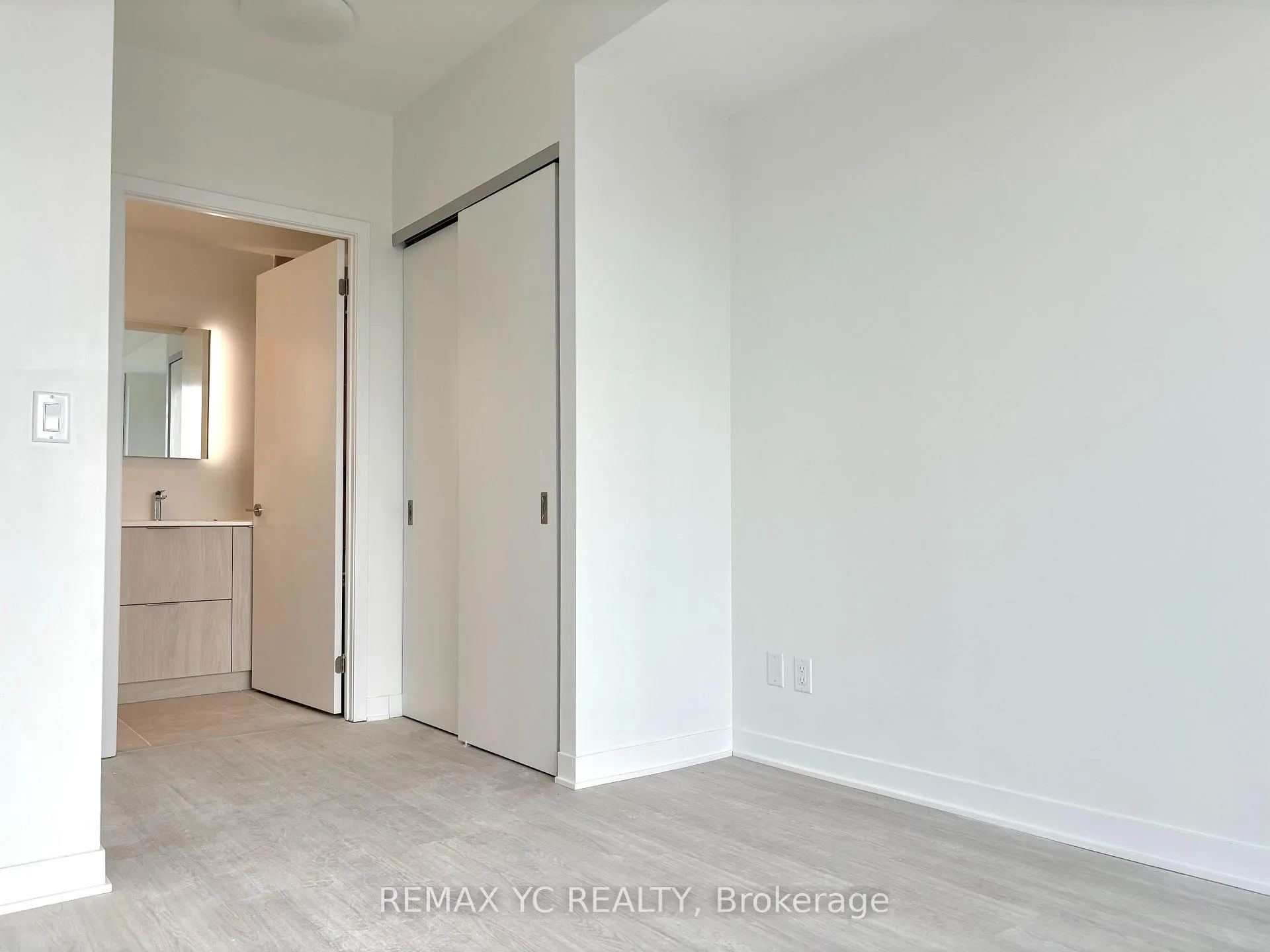Photo 6 of Unit 908, 185 Alberta Avenue, Toronto, Oakwood Village — HOMEH