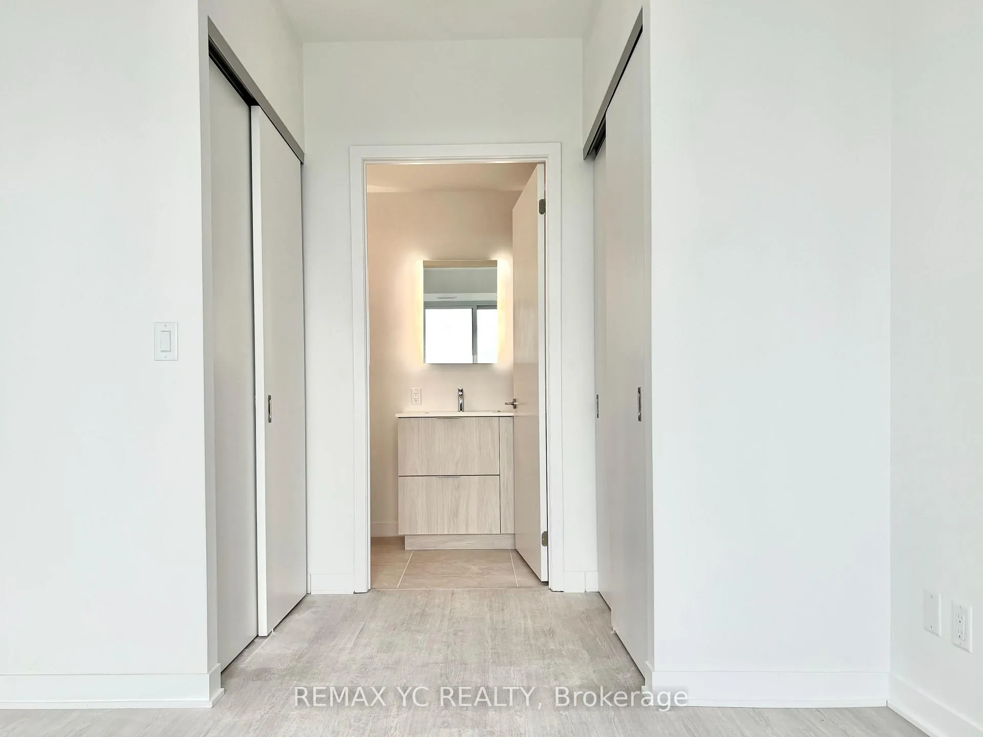 Photo 7 of Unit 908, 185 Alberta Avenue, Toronto, Oakwood Village — HOMEH