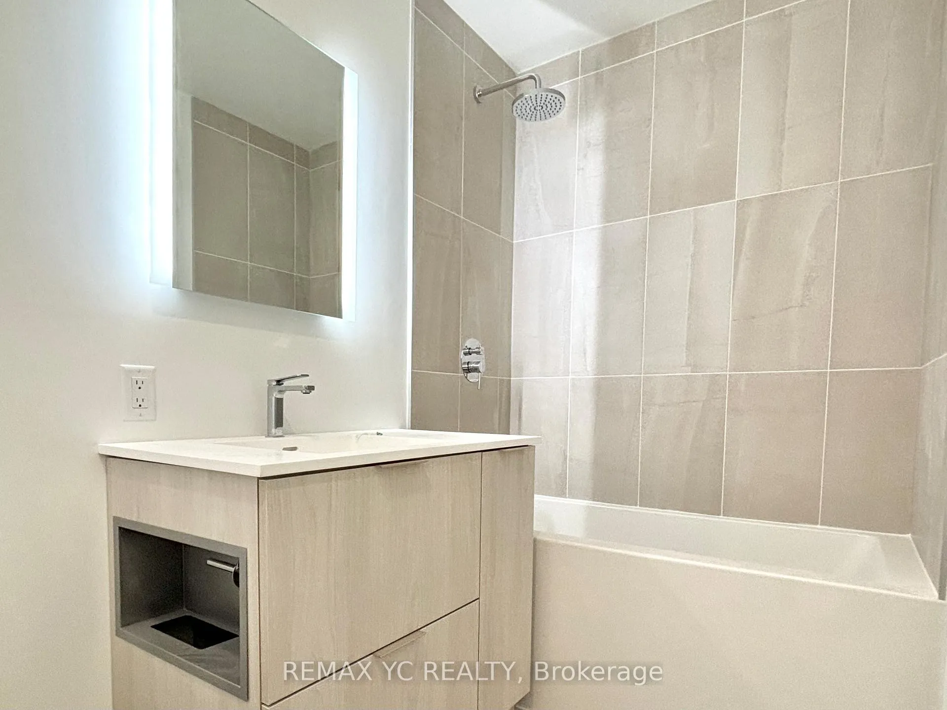 Photo 8 of Unit 908, 185 Alberta Avenue, Toronto, Oakwood Village — HOMEH