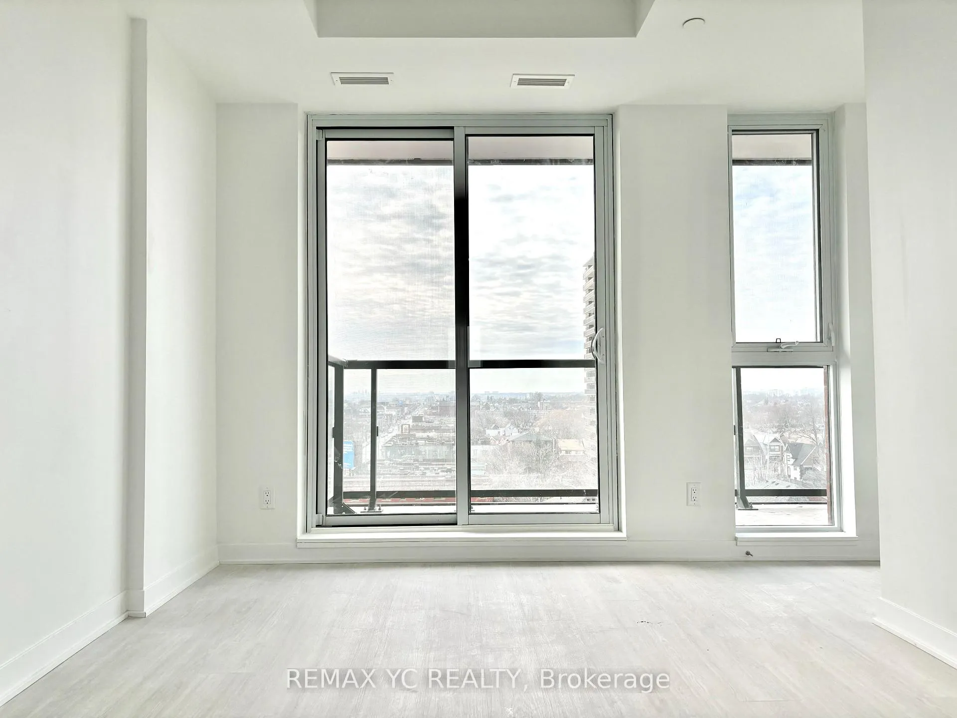 Photo 9 of Unit 908, 185 Alberta Avenue, Toronto, Oakwood Village — HOMEH
