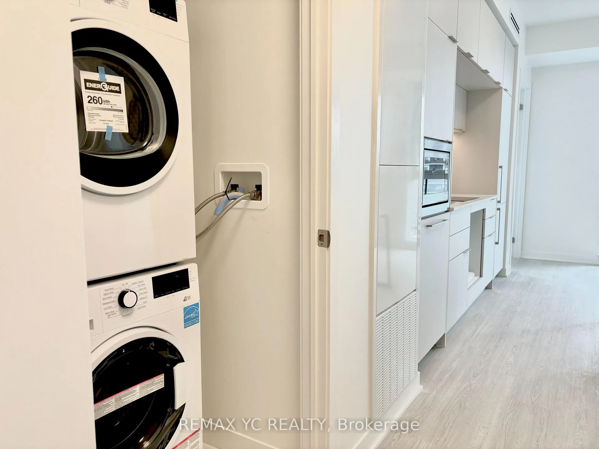 Photo 13 of Unit 908, 185 Alberta Avenue, Toronto, Oakwood Village — HOMEH