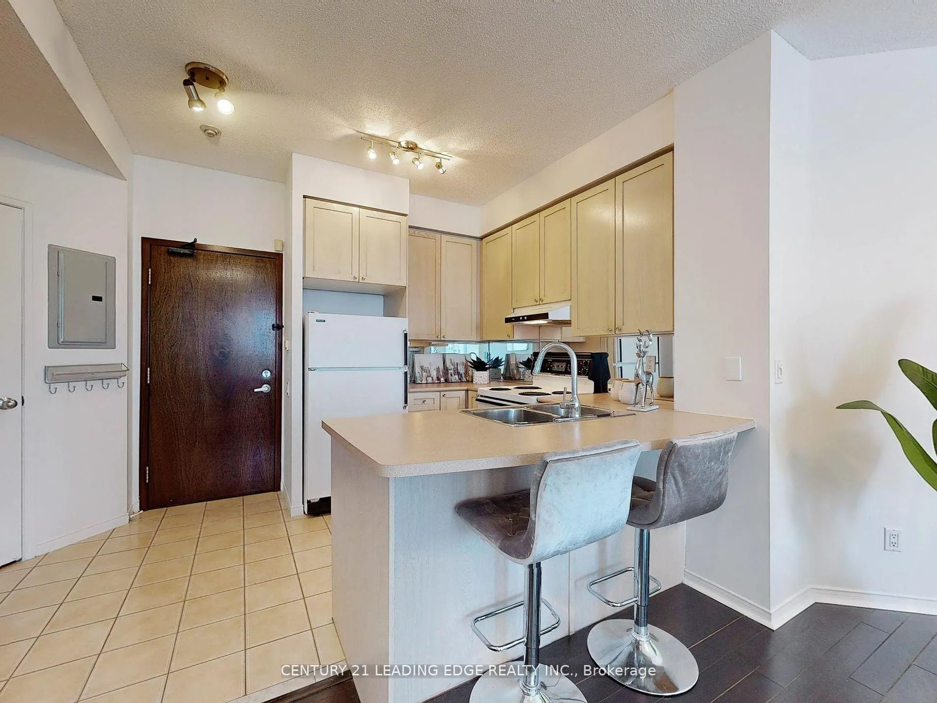 Photo 12 of Unit 602, 555 Yonge Street, Toronto, Church-Yonge Corridor — HOMEH