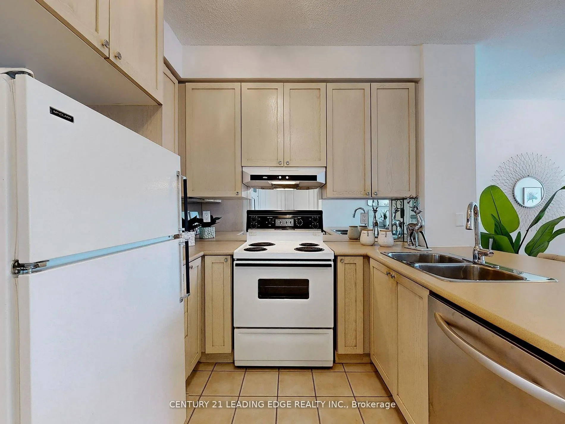 Photo 13 of Unit 602, 555 Yonge Street, Toronto, Church-Yonge Corridor — HOMEH