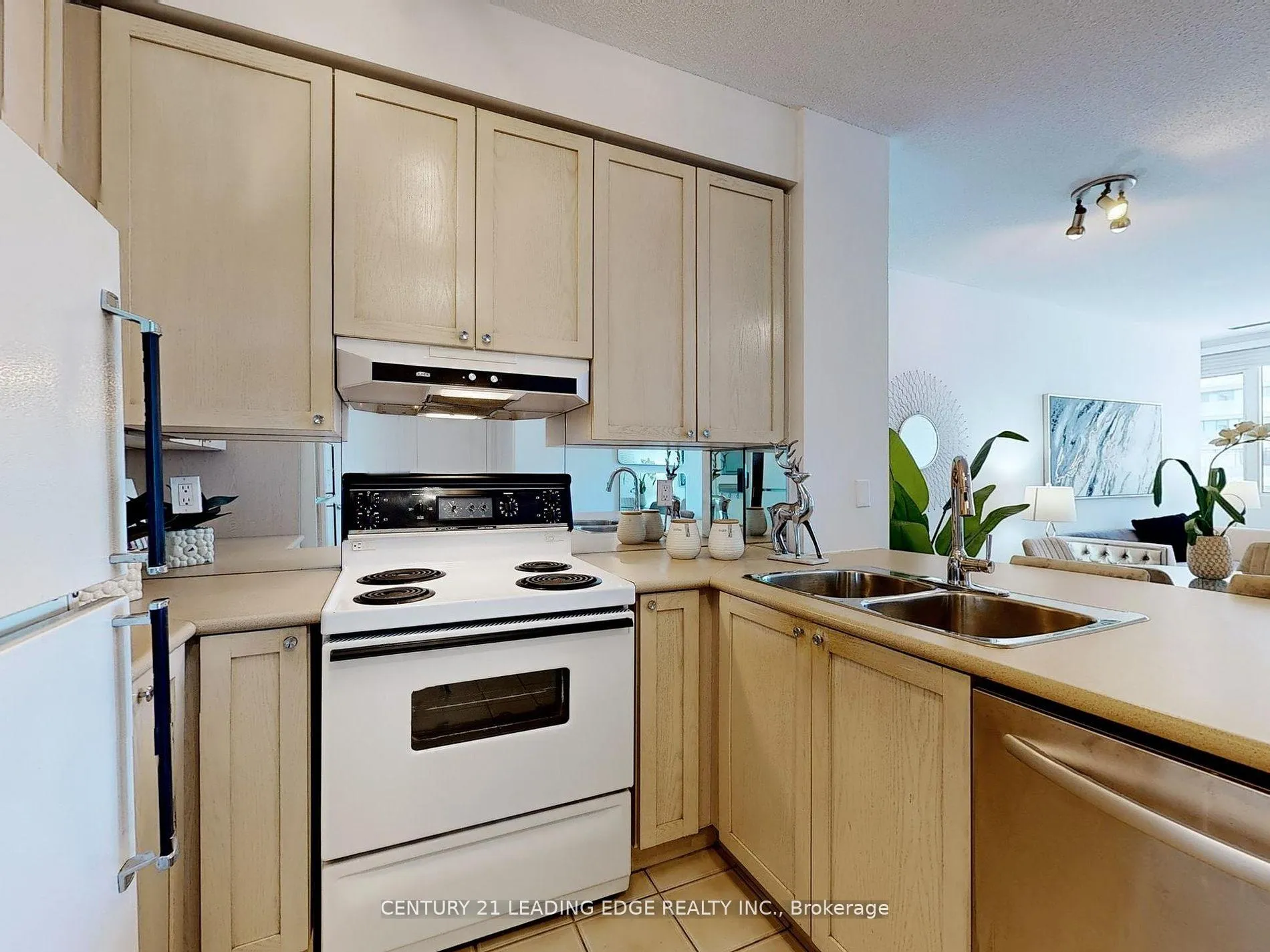 Photo 14 of Unit 602, 555 Yonge Street, Toronto, Church-Yonge Corridor — HOMEH