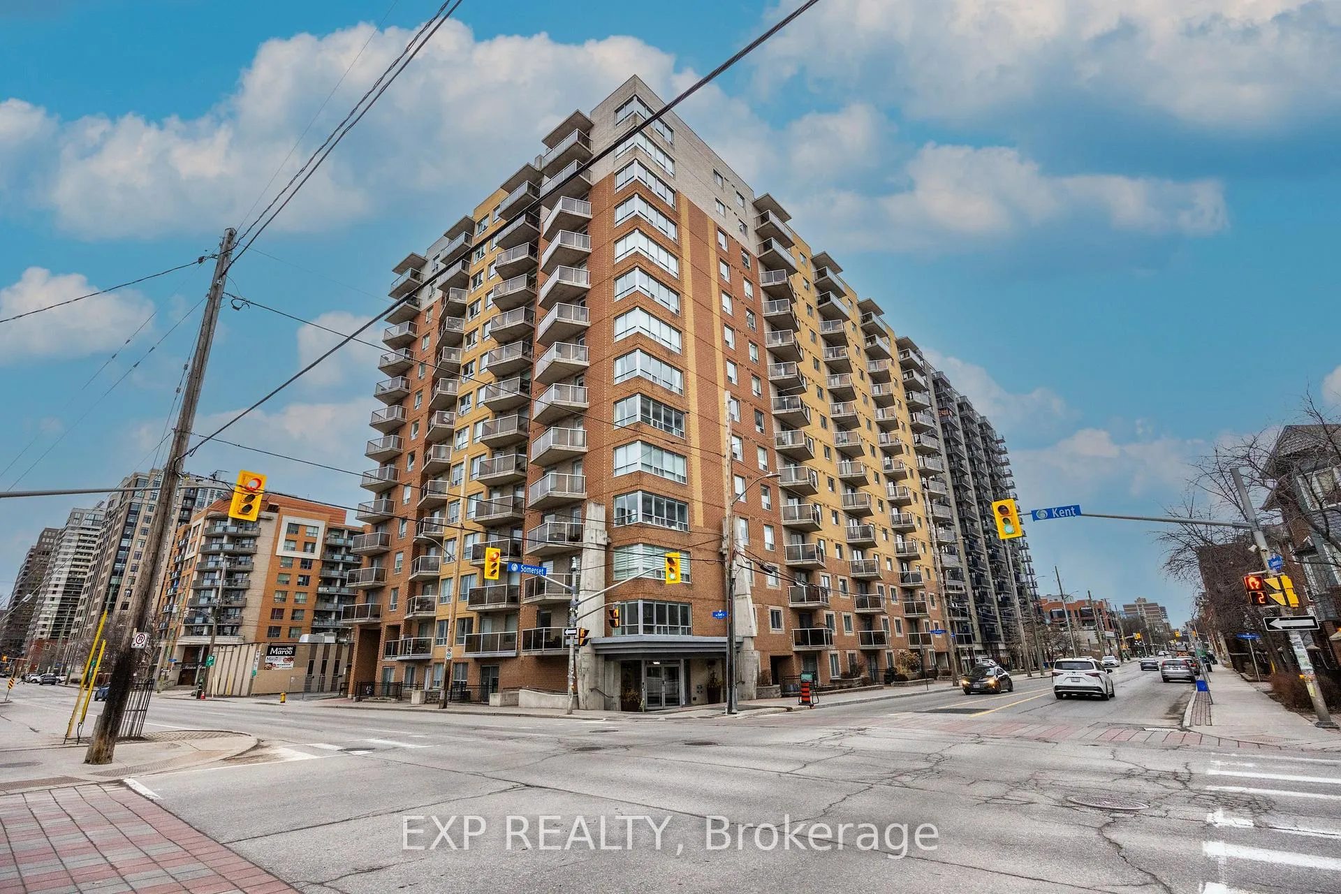 Front of Unit 803, 429 Somerset Street W