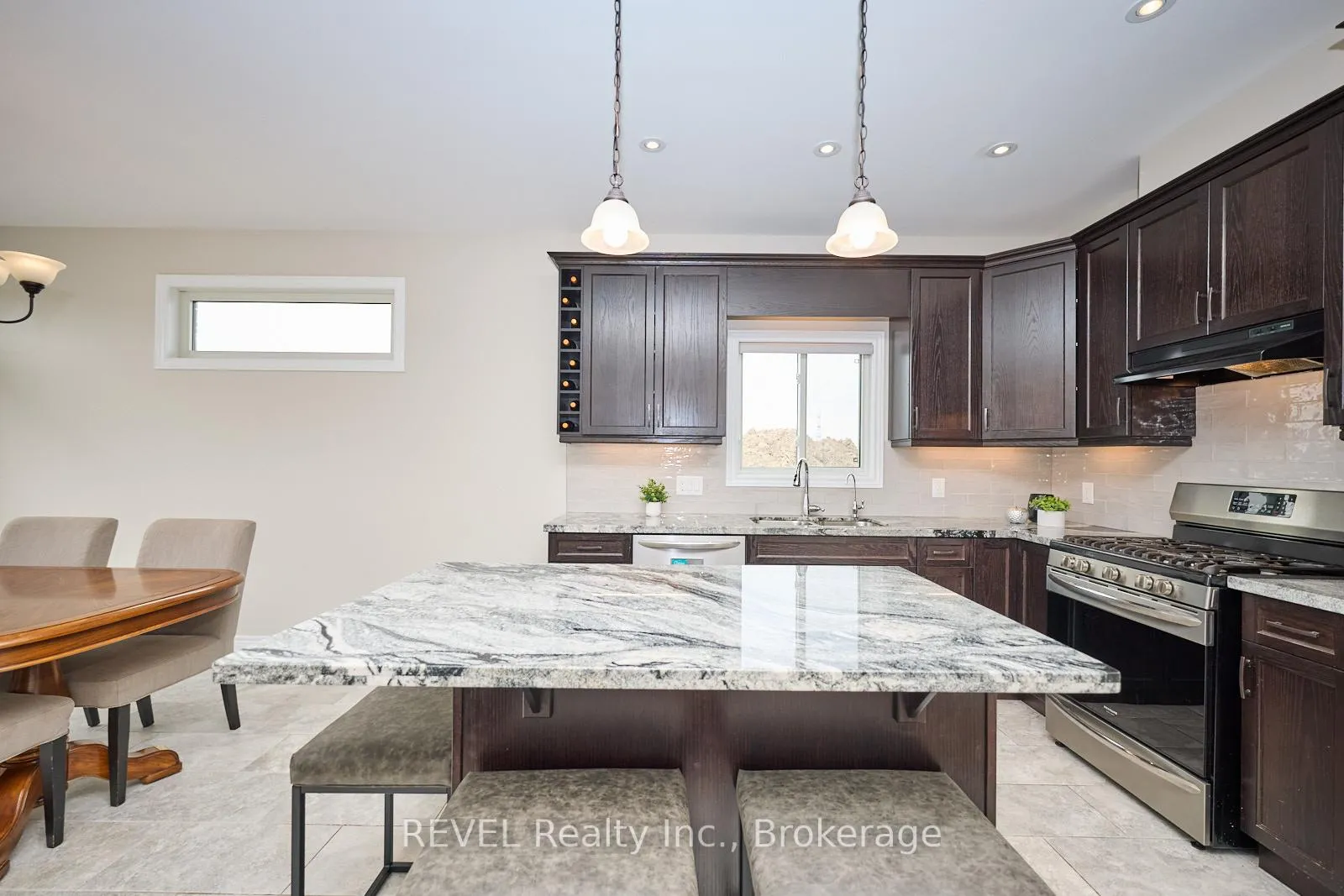 Photo 10 of 5 Cinnamon Street, Thorold, Rolling Meadows — HOMEH