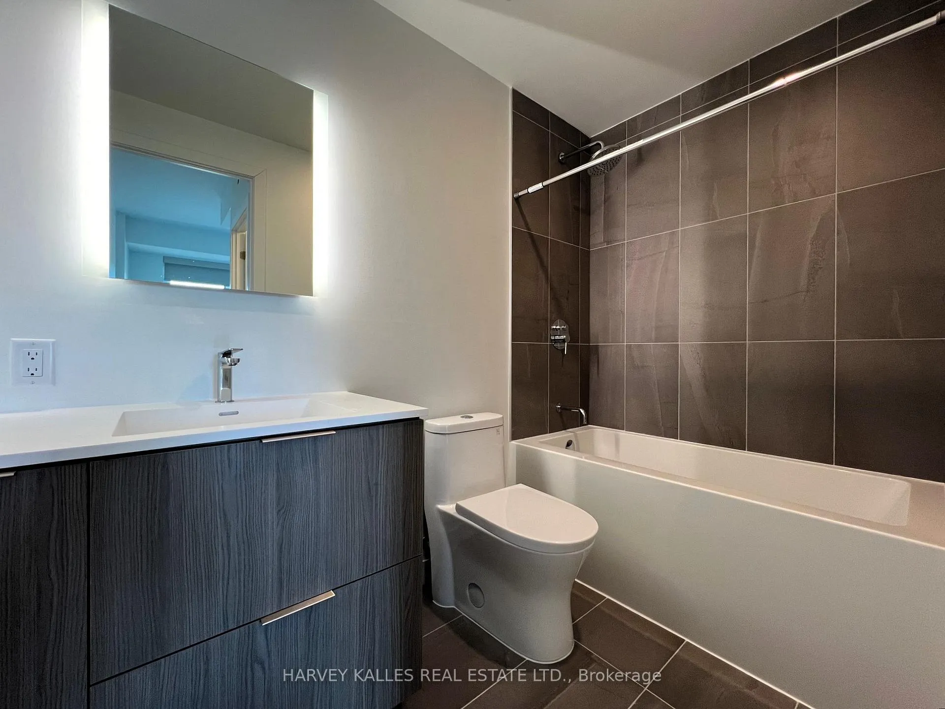 Photo 14 of Unit 905, 185 Alberta Avenue, Toronto, Oakwood Village — HOMEH