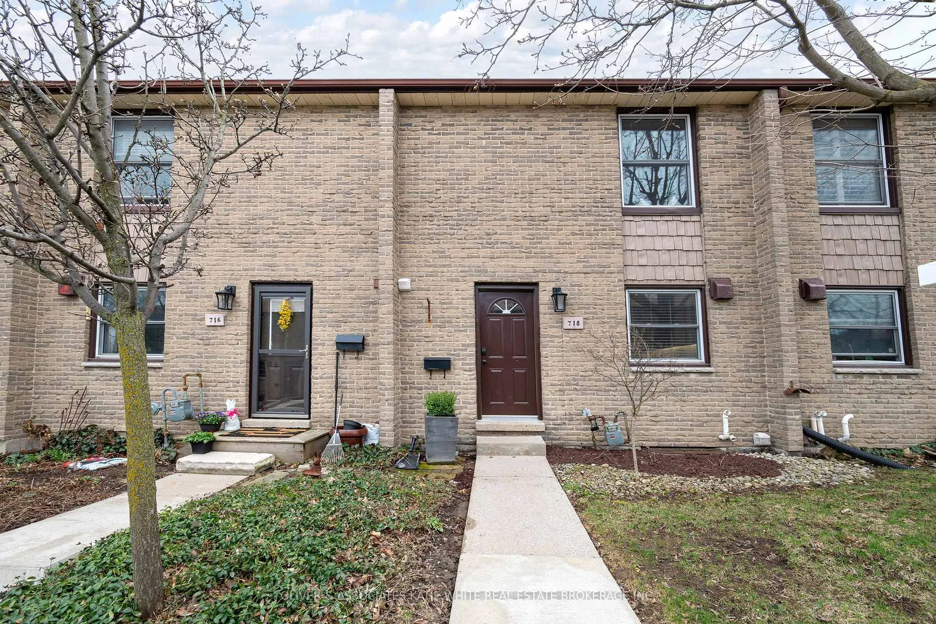 Front of 718 Wonderland Road S