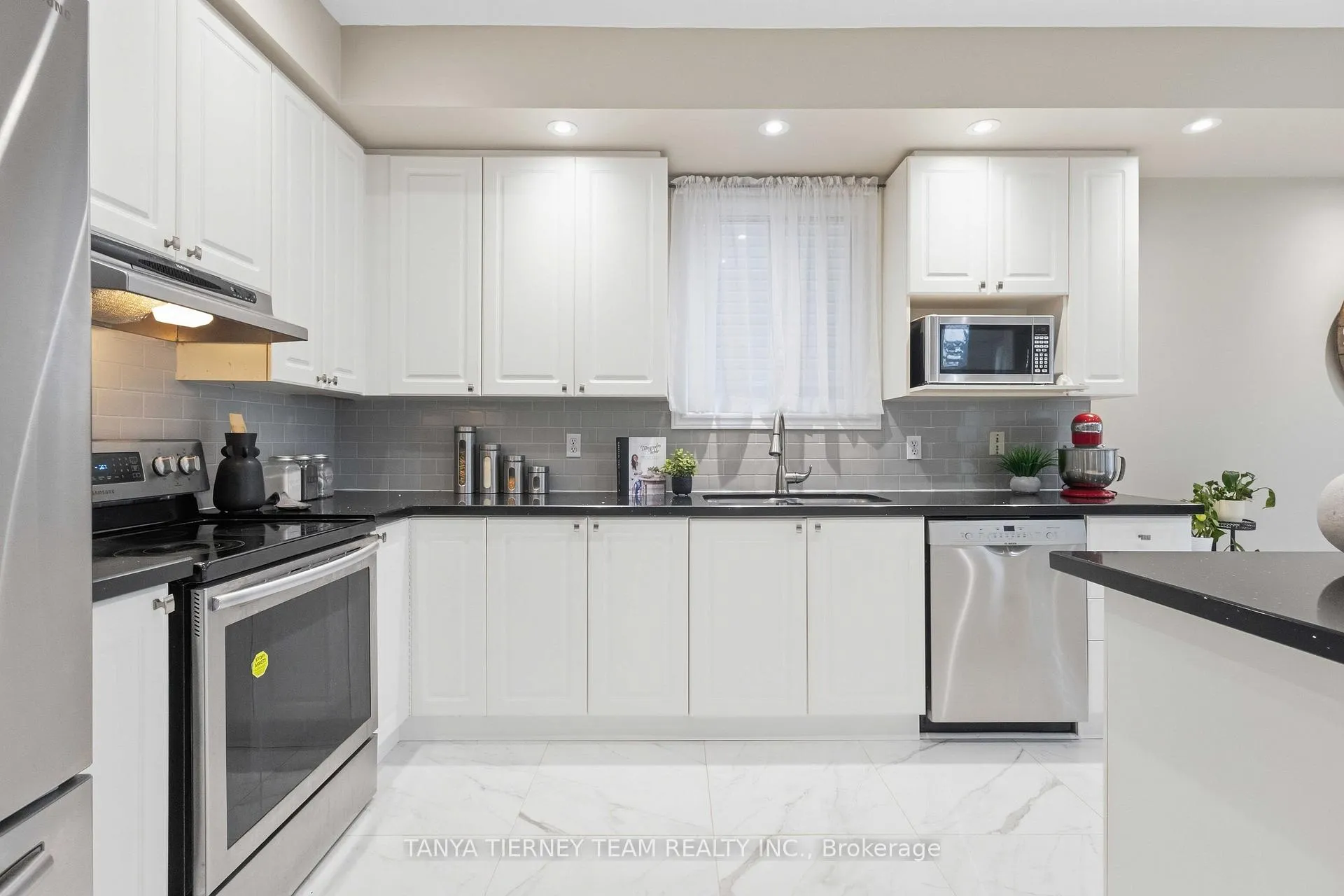 Photo 16 of 46 Holsted Road, Whitby, Brooklin — HOMEH
