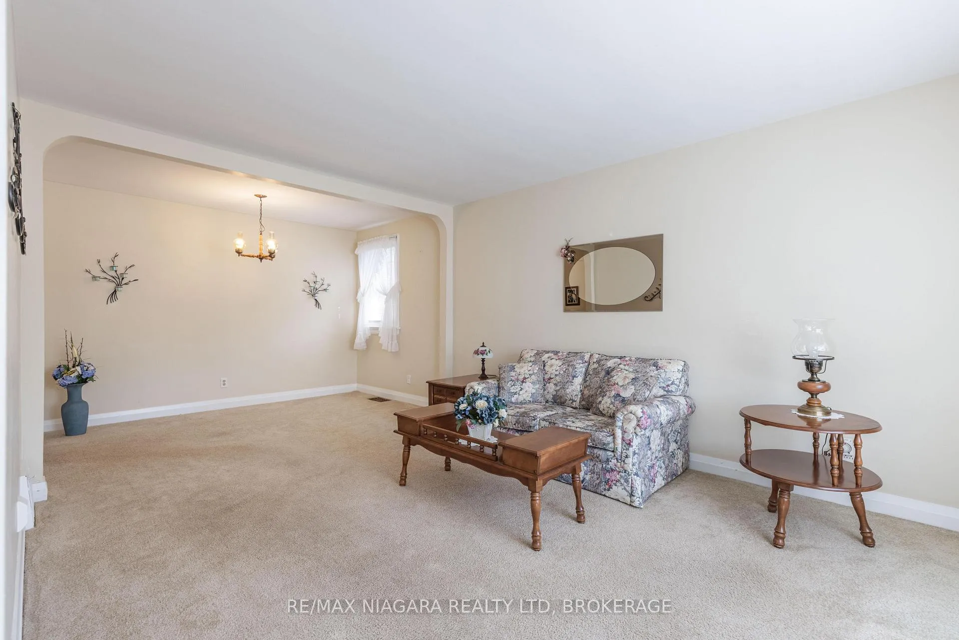Photo 3 of 6469 Barker Street, Niagara Falls, Dorchester — HOMEH