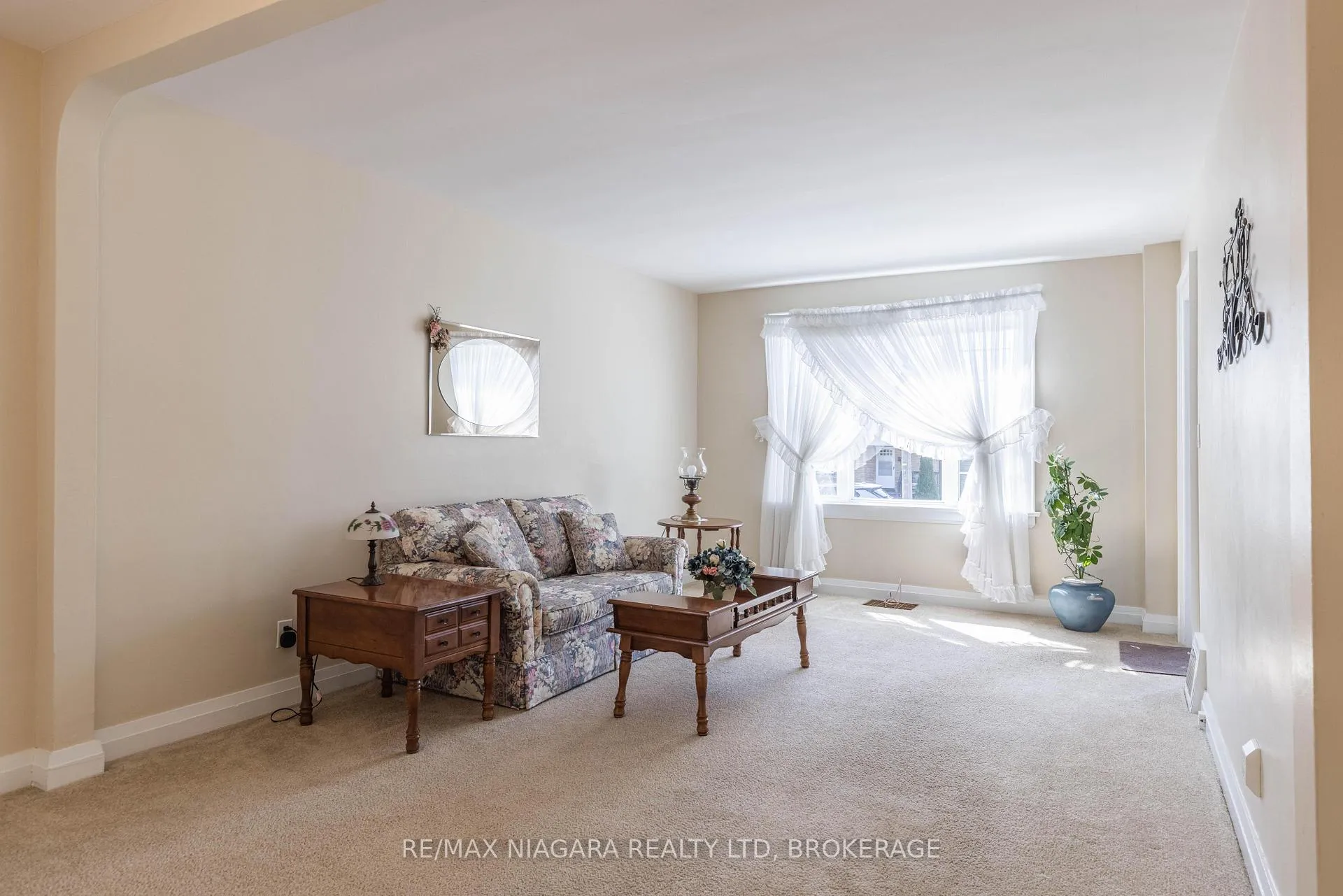 Photo 4 of 6469 Barker Street, Niagara Falls, Dorchester — HOMEH