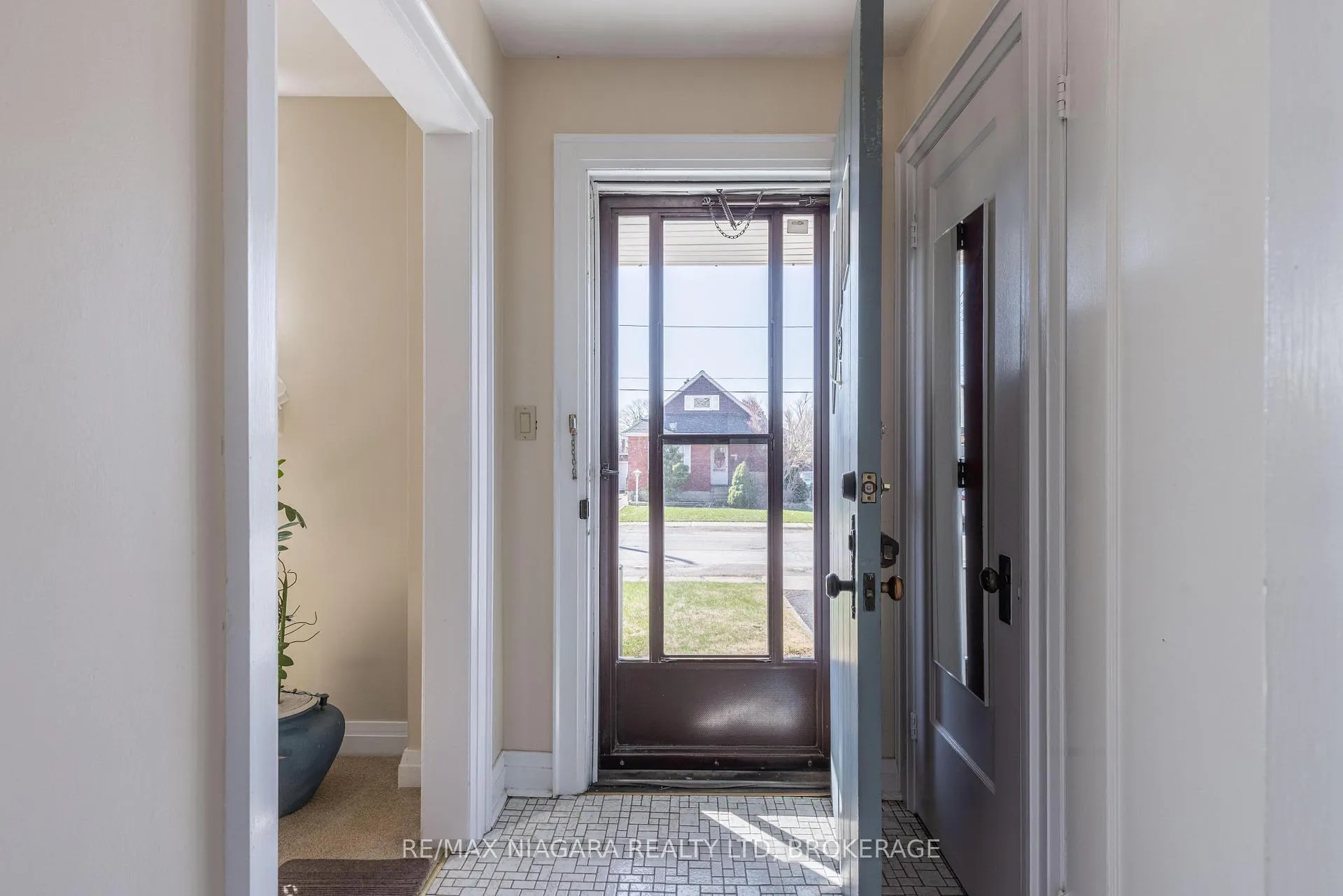 Photo 6 of 6469 Barker Street, Niagara Falls, Dorchester — HOMEH