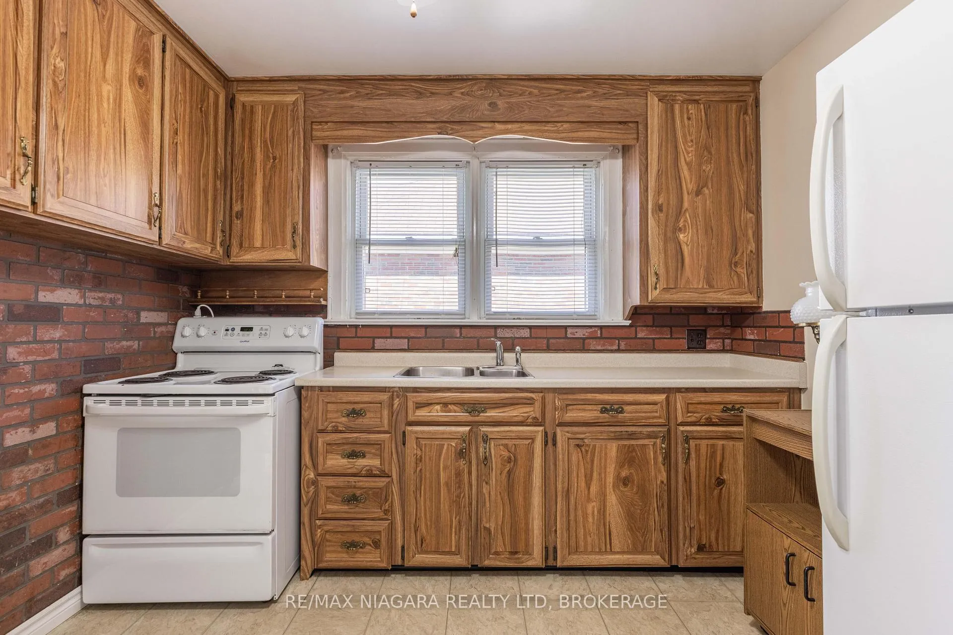 Photo 8 of 6469 Barker Street, Niagara Falls, Dorchester — HOMEH