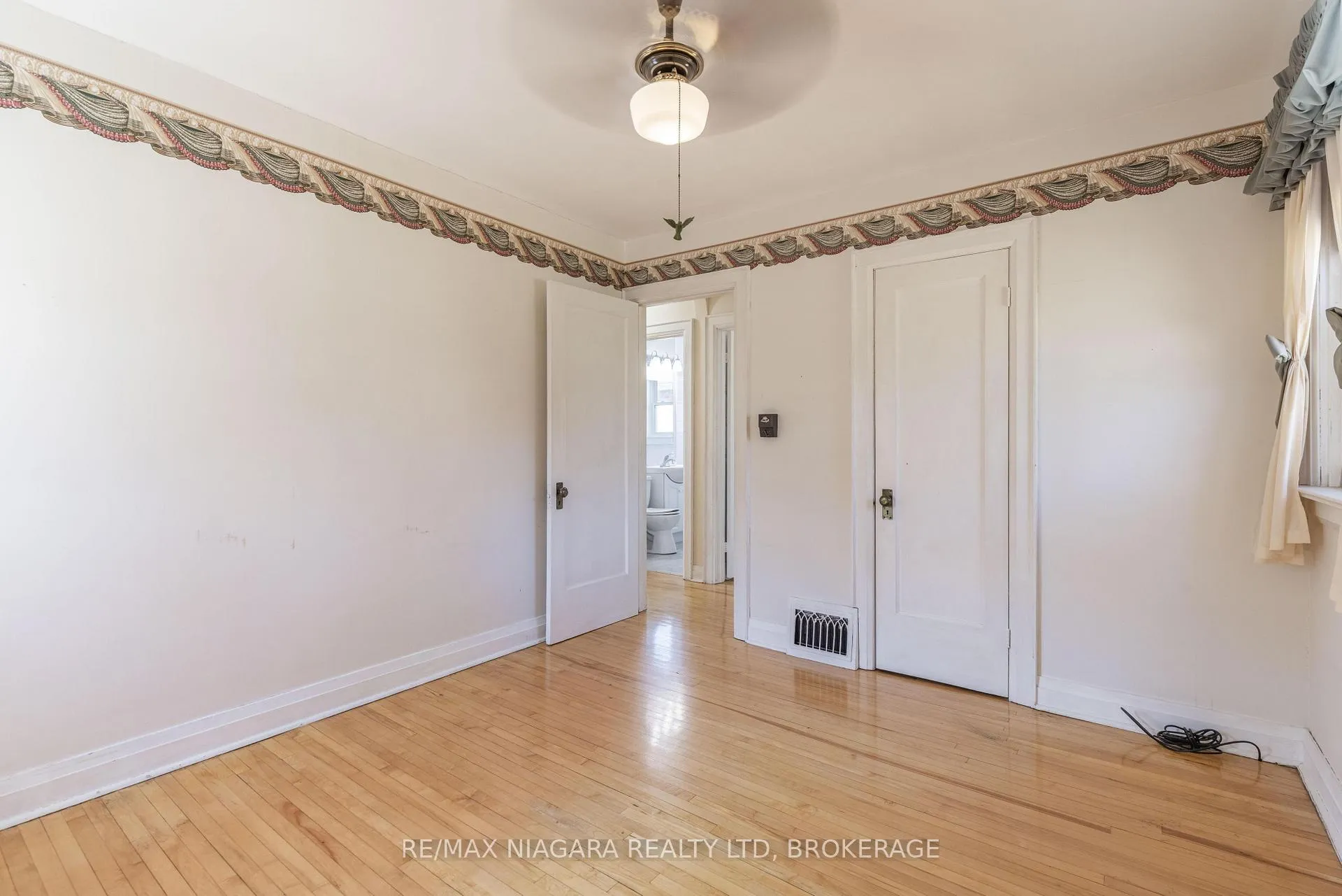 Photo 10 of 6469 Barker Street, Niagara Falls, Dorchester — HOMEH