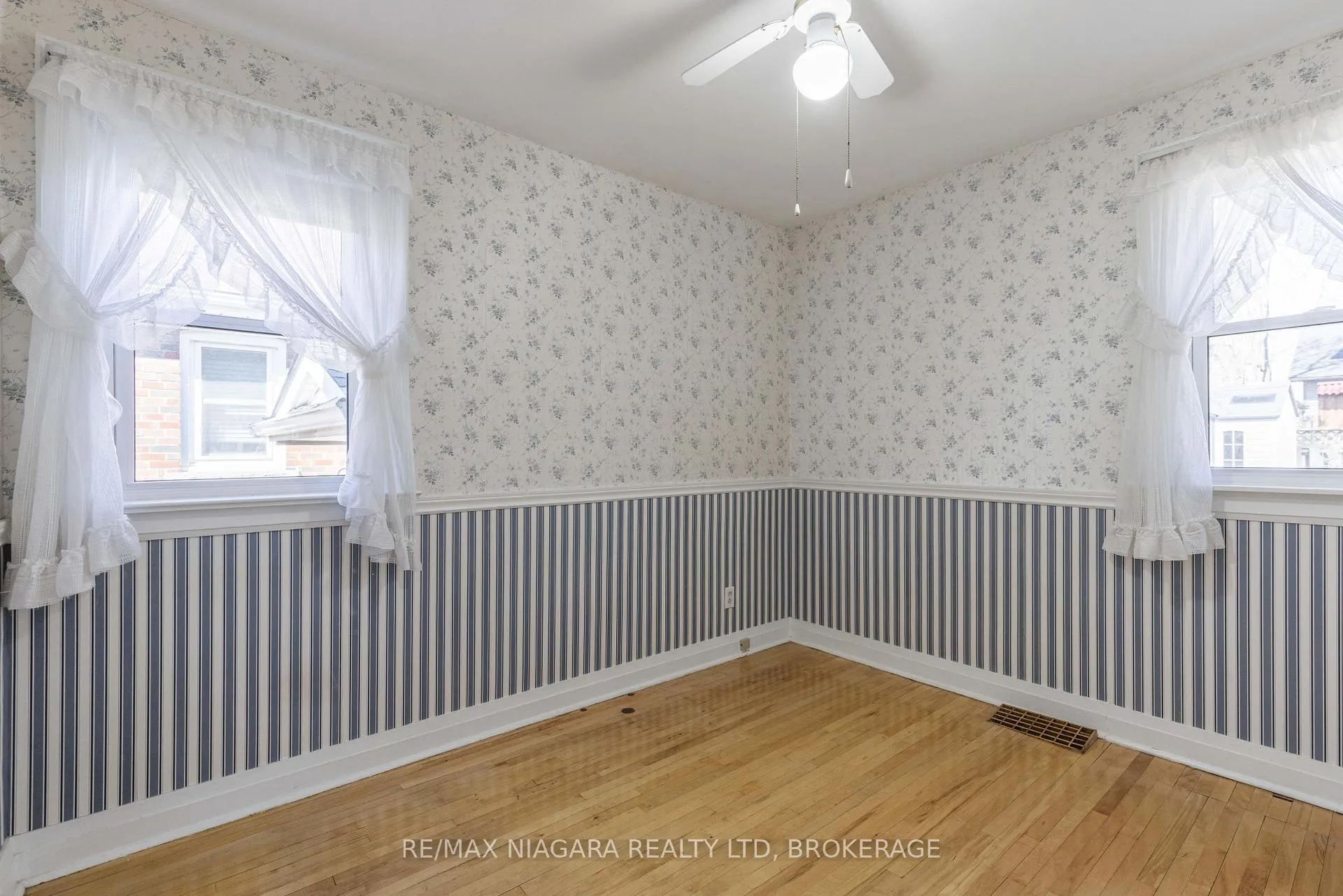 Photo 11 of 6469 Barker Street, Niagara Falls, Dorchester — HOMEH