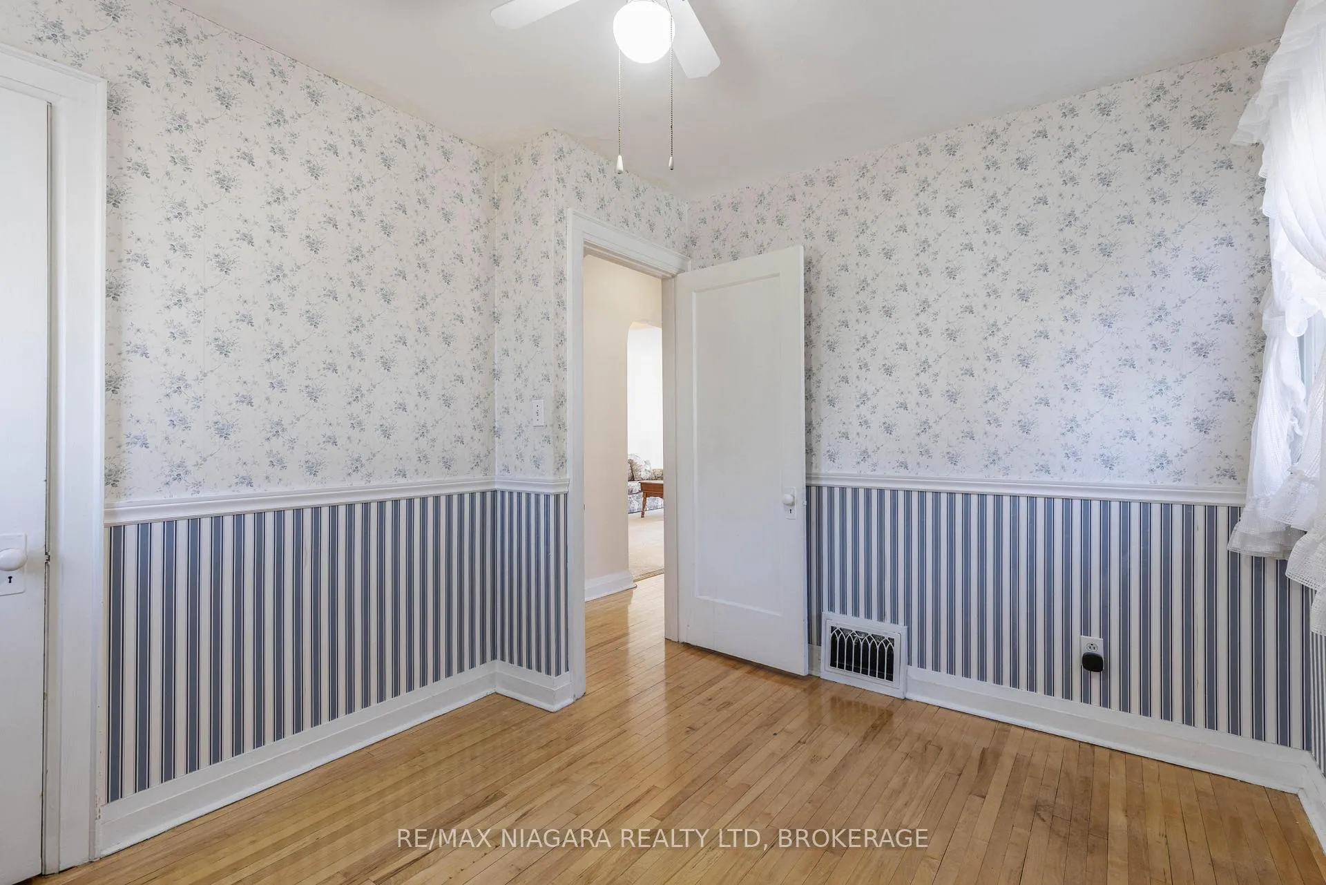 Photo 12 of 6469 Barker Street, Niagara Falls, Dorchester — HOMEH
