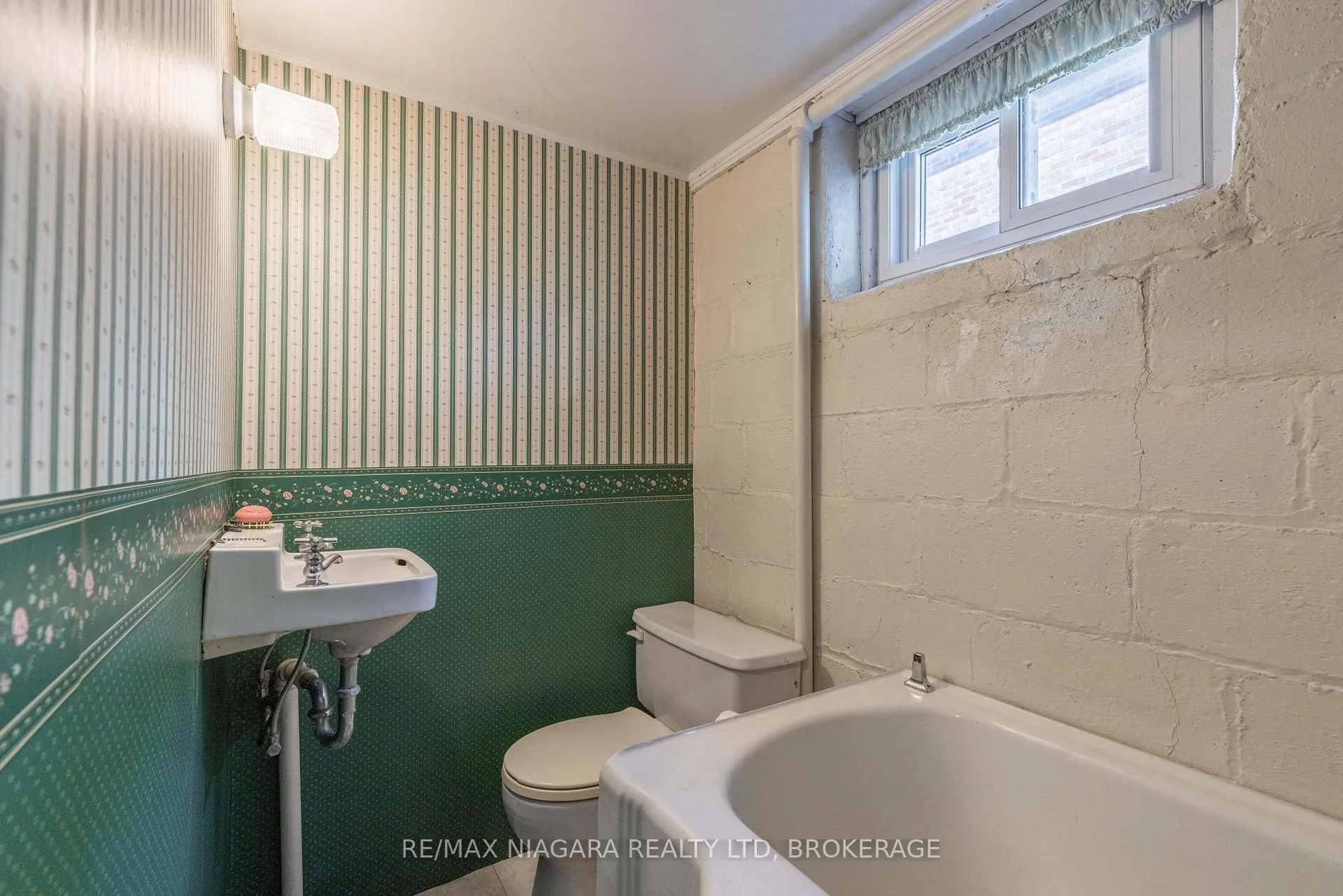 Photo 16 of 6469 Barker Street, Niagara Falls, Dorchester — HOMEH
