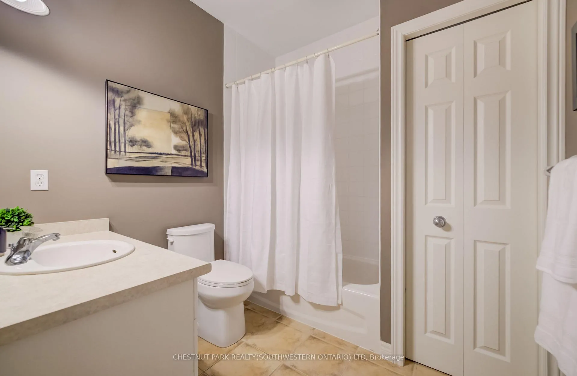 Photo 18 of 560 Springwater Drive, Waterloo — HOMEH