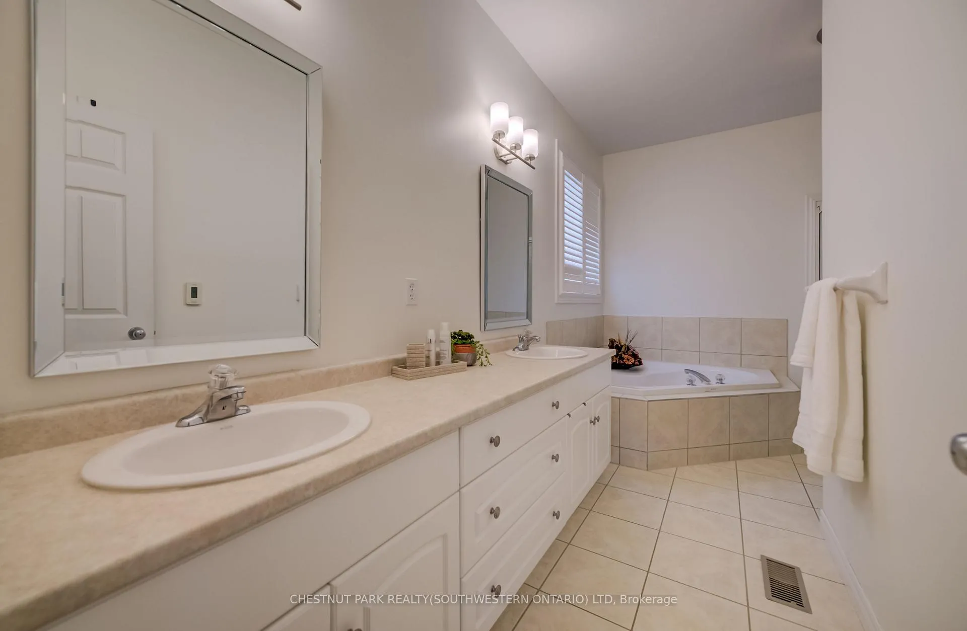 Photo 22 of 560 Springwater Drive, Waterloo — HOMEH