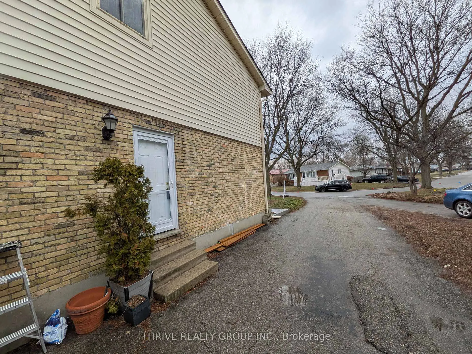Photo 2 of 55 Breckenridge Crescent, London, South Y — HOMEH
