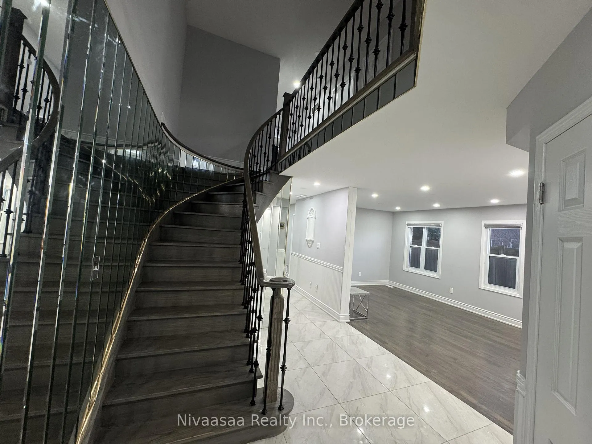 Photo 2 of Unit UPPER LEVEL, 23 Ravenscliffe Court, Brampton, Northwood Park — HOMEH