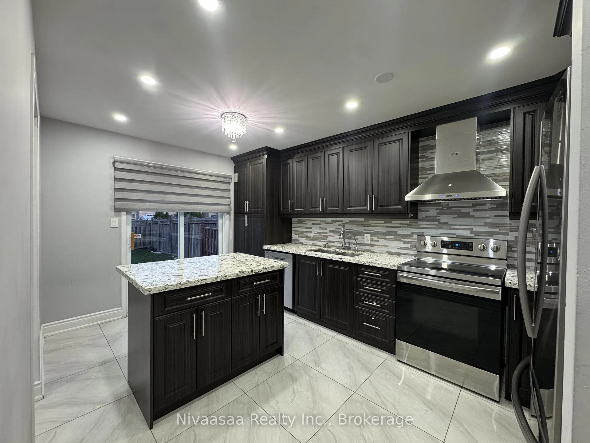Photo 5 of Unit UPPER LEVEL, 23 Ravenscliffe Court, Brampton, Northwood Park — HOMEH