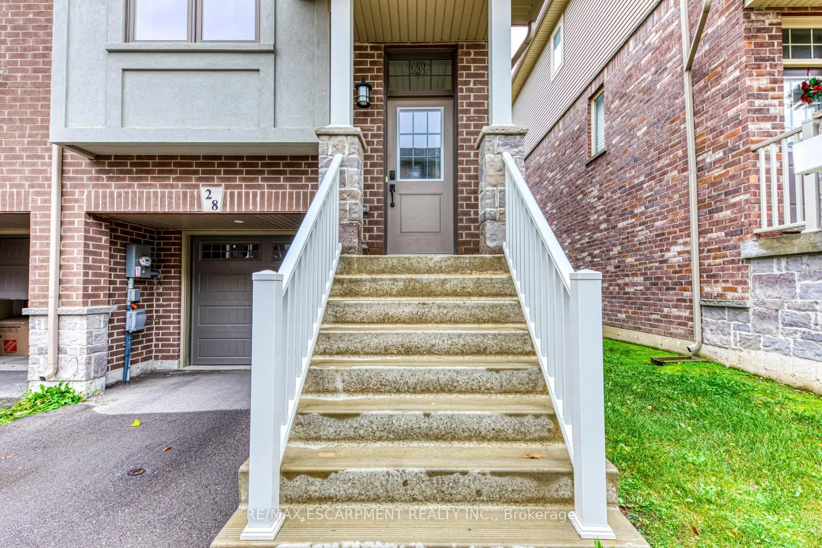Photo 2 of 28 Barley Lane, Hamilton, Ancaster — HOMEH