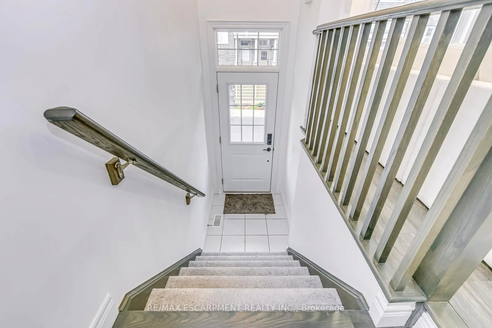 Photo 3 of 28 Barley Lane, Hamilton, Ancaster — HOMEH