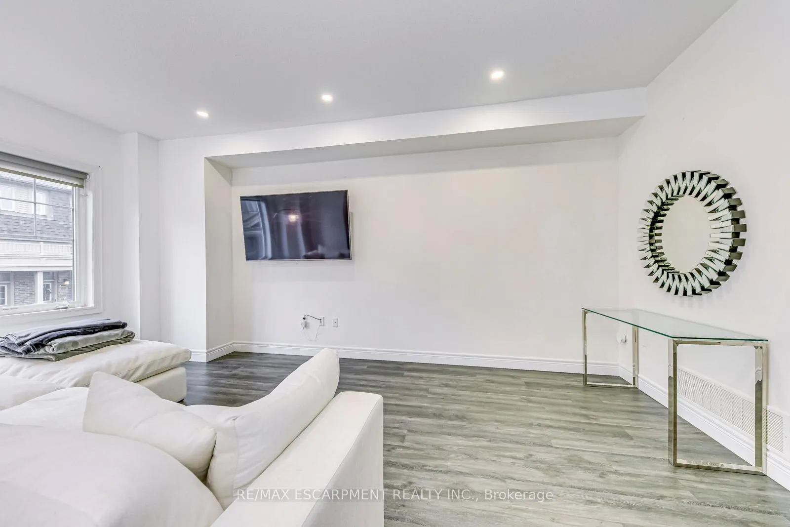 Photo 4 of 28 Barley Lane, Hamilton, Ancaster — HOMEH