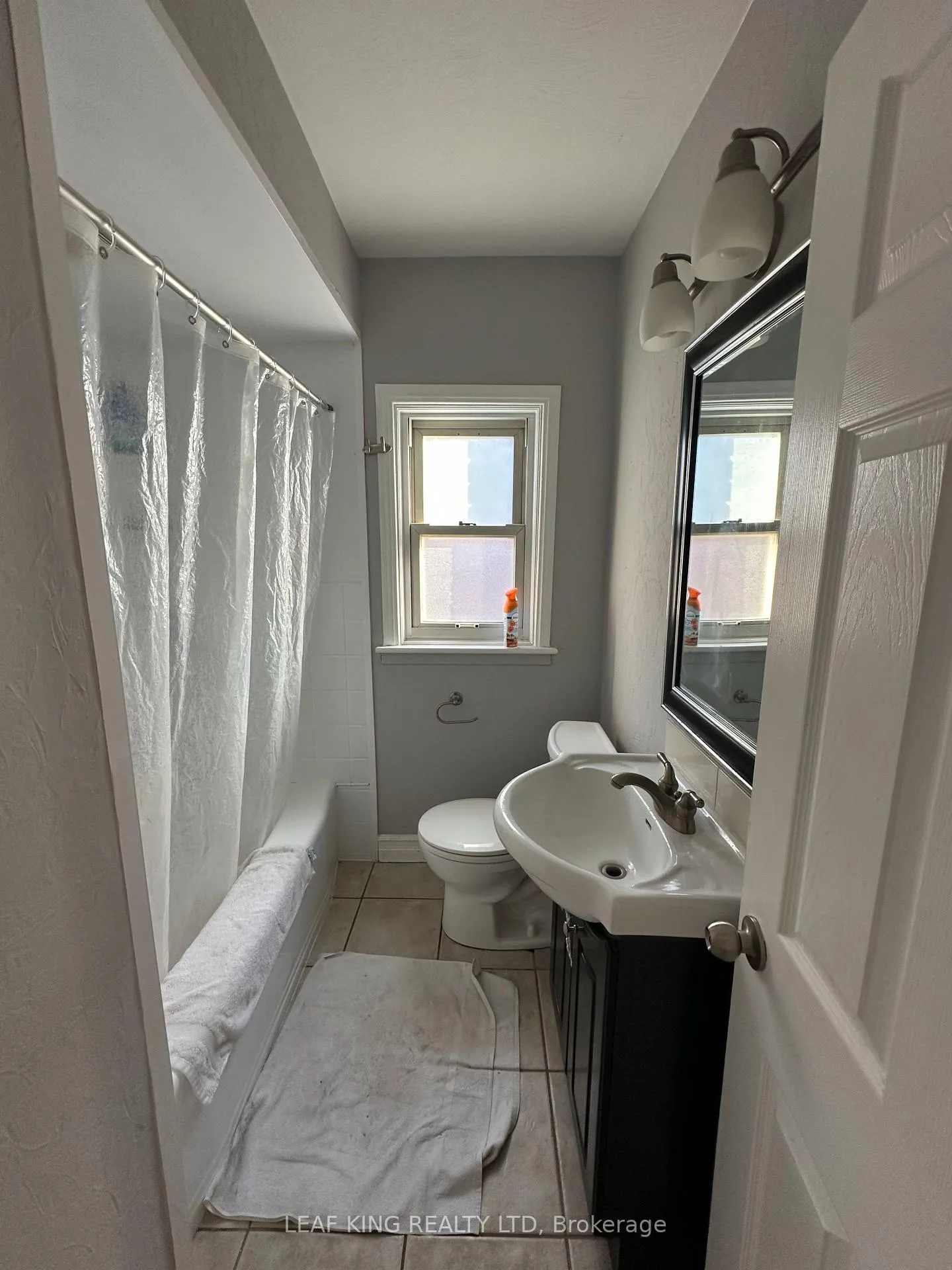 Photo 3 of 54 West 1st Street, Hamilton, Bonnington — HOMEH