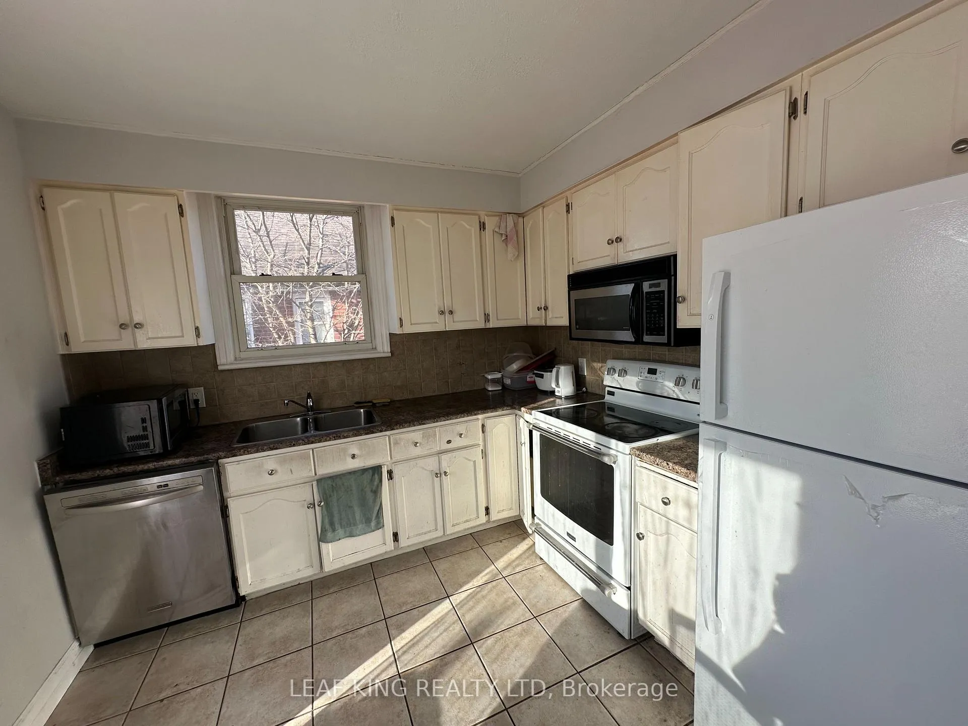 Photo 4 of 54 West 1st Street, Hamilton, Bonnington — HOMEH