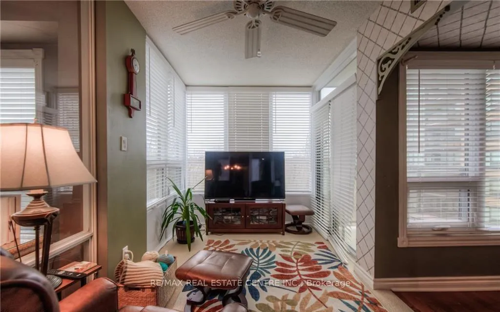 Photo 17 of Unit 808, 237 King Street W, Cambridge — HOMEH
