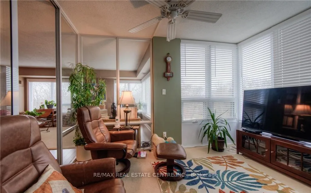 Photo 19 of Unit 808, 237 King Street W, Cambridge — HOMEH