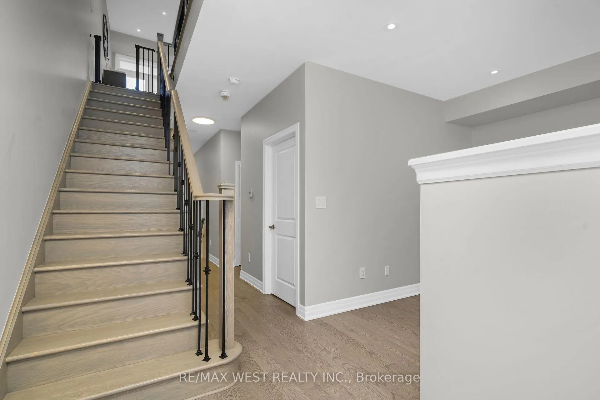Photo 3 of 8208 Pine Valley Drive, Vaughan, East Woodbridge — HOMEH