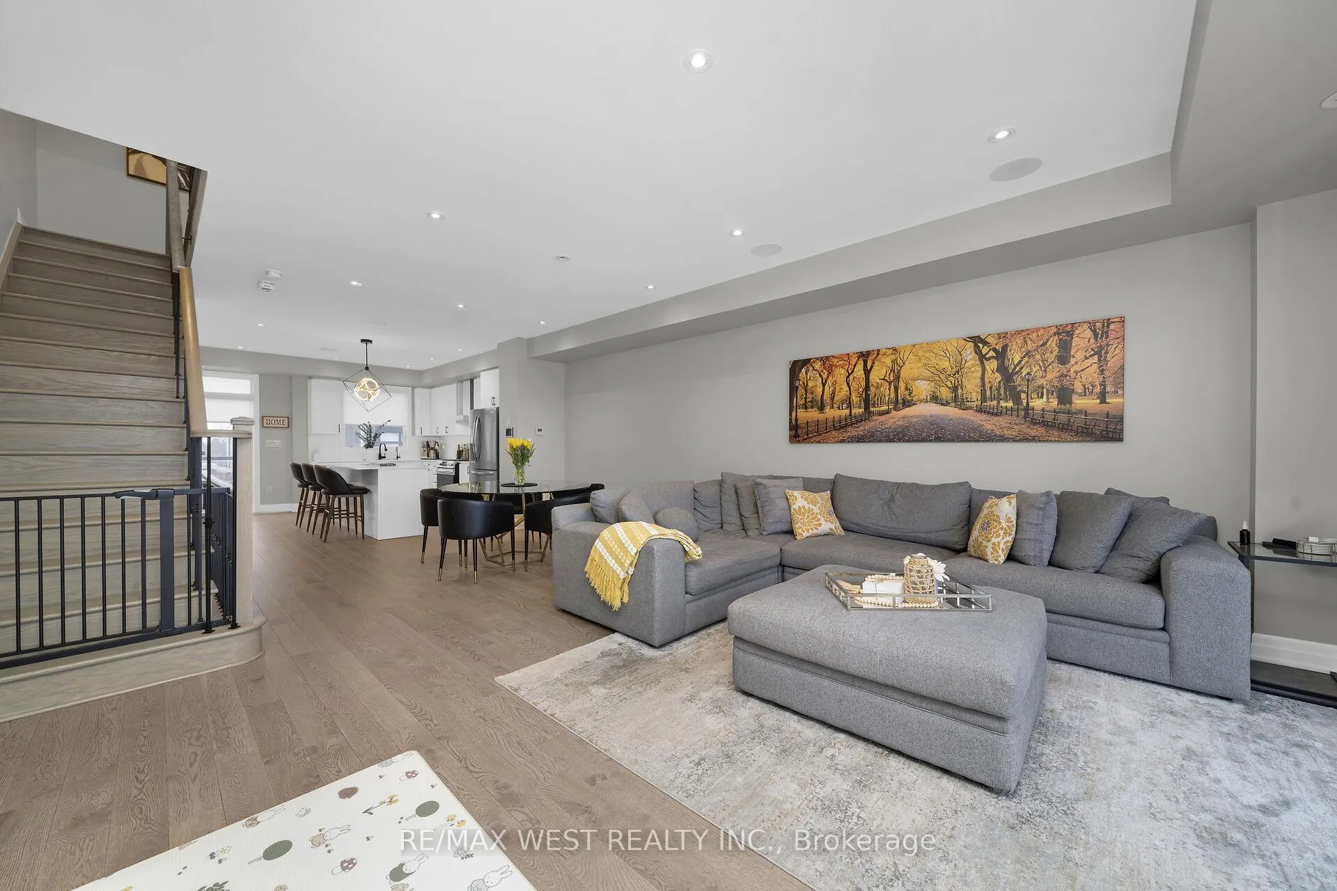 Photo 8 of 8208 Pine Valley Drive, Vaughan, East Woodbridge — HOMEH