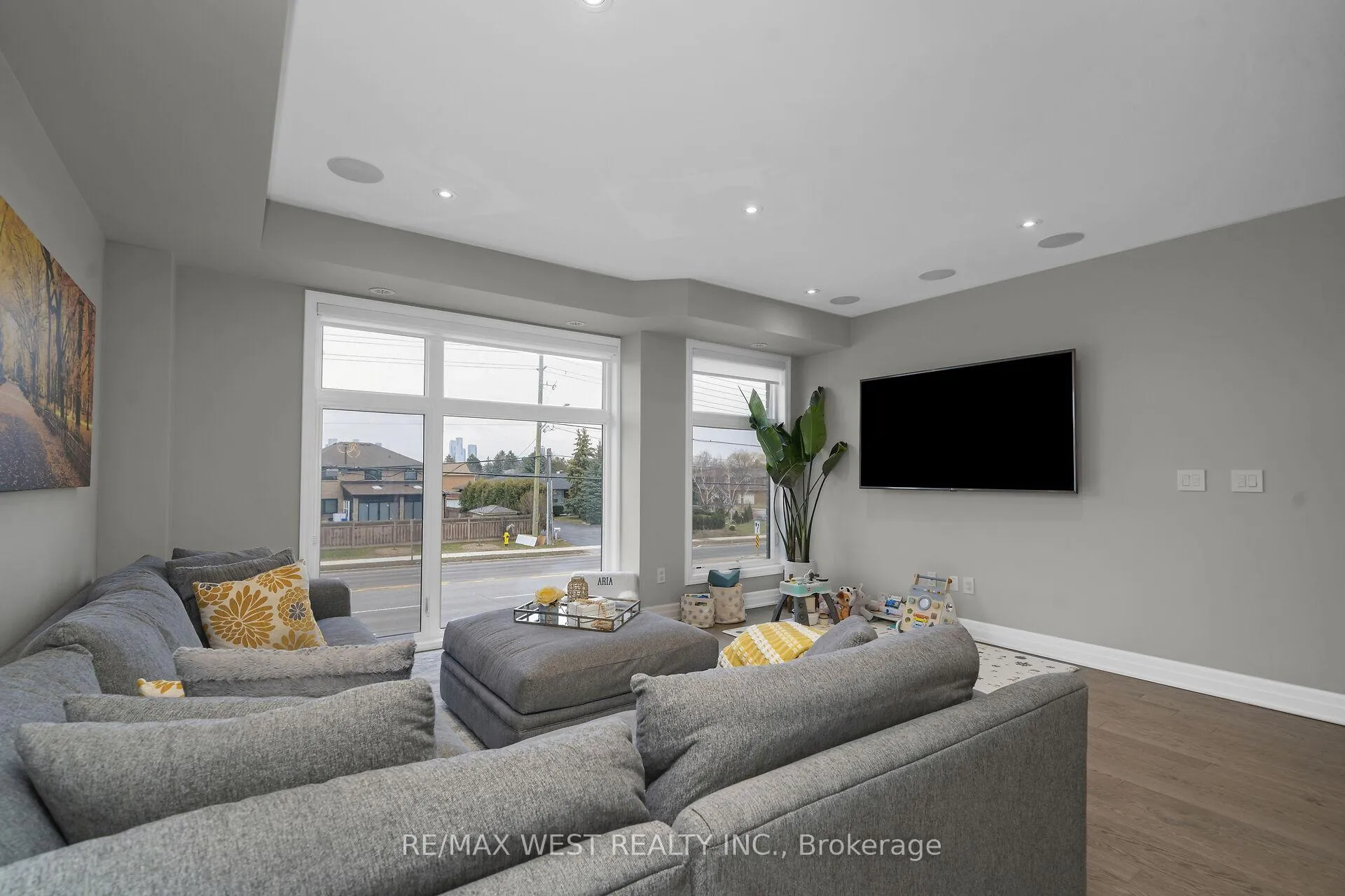 Photo 9 of 8208 Pine Valley Drive, Vaughan, East Woodbridge — HOMEH