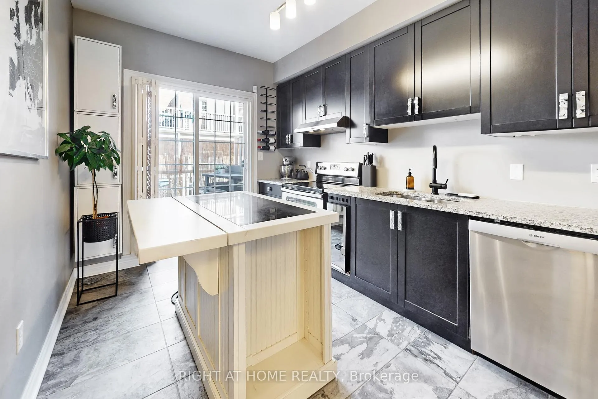 Photo 11 of 33 Brockville Street, Toronto, East End-Danforth — HOMEH