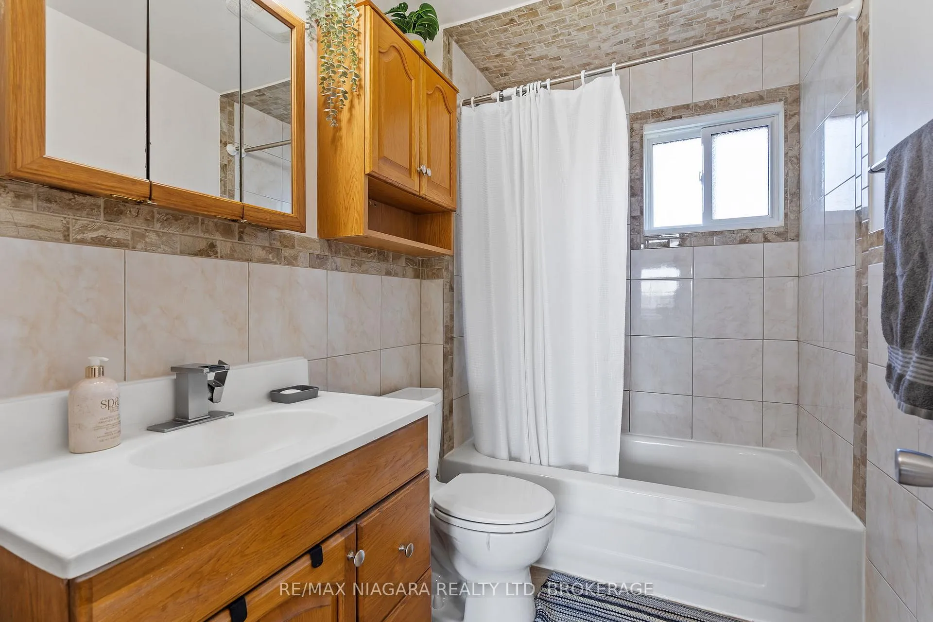Photo 12 of 50 Merigold Street, St. Catharines, Western Hill — HOMEH