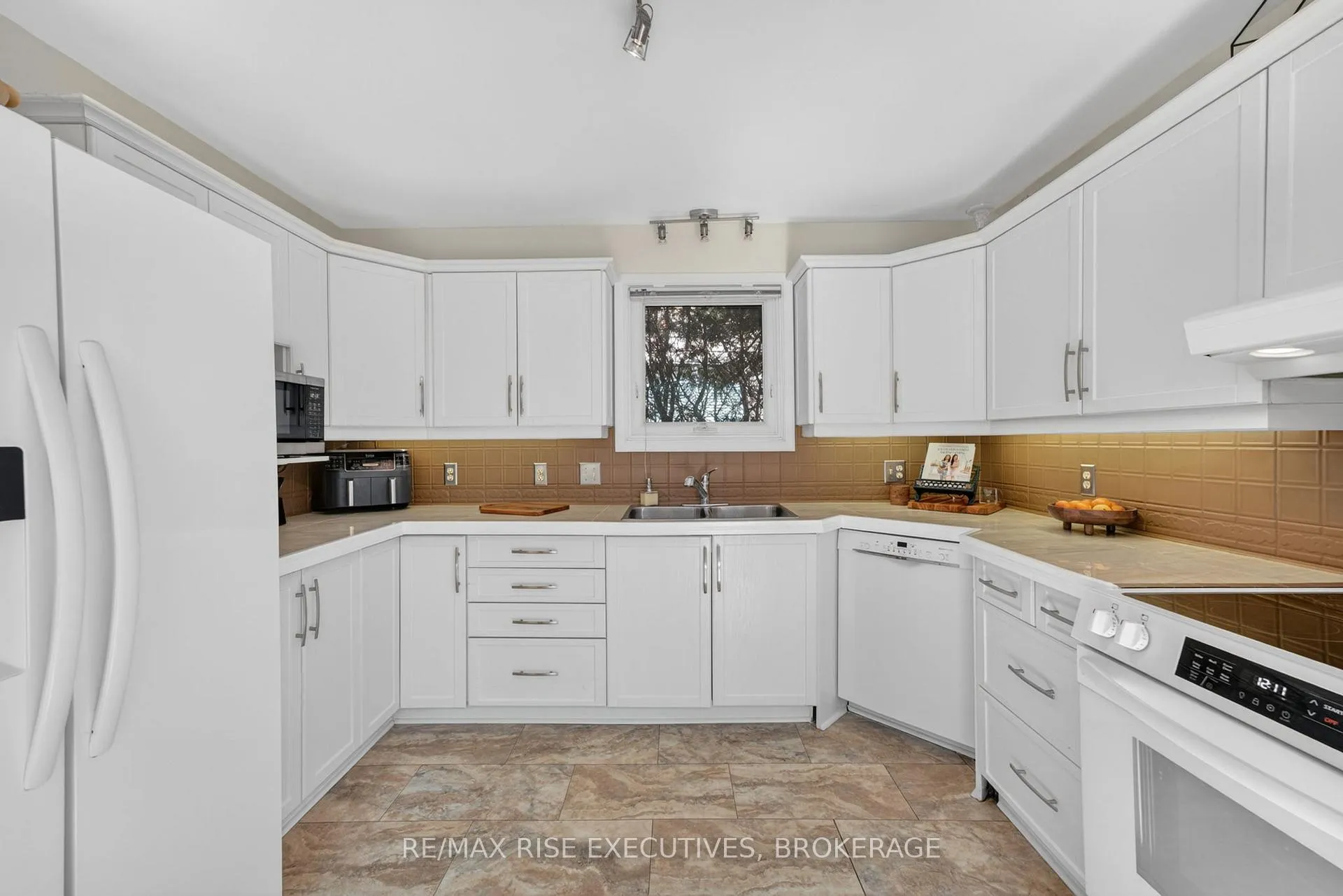 Photo 13 of 880 Lancaster Drive, Kingston, North of Taylor-Kidd Blvd — HOMEH