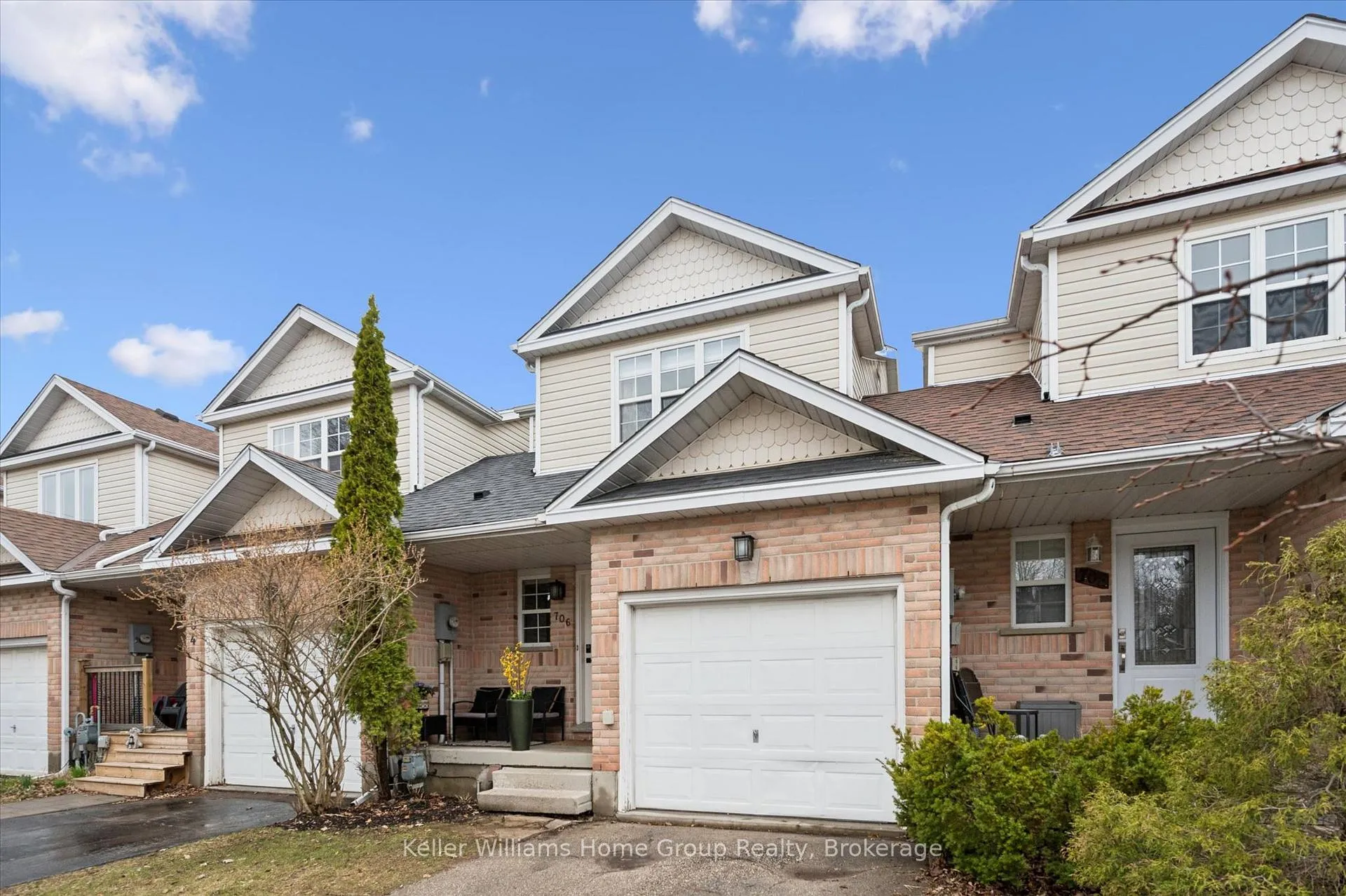 Photo 2 of 706 Denny Gate, Centre Wellington, Fergus — HOMEH