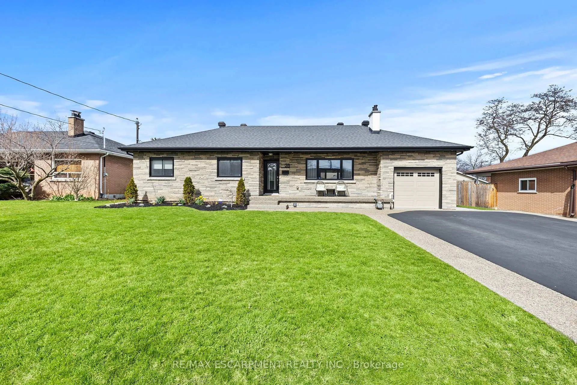 Photo 2 of 28 Bonita Drive, Hamilton, Stoney Creek — HOMEH