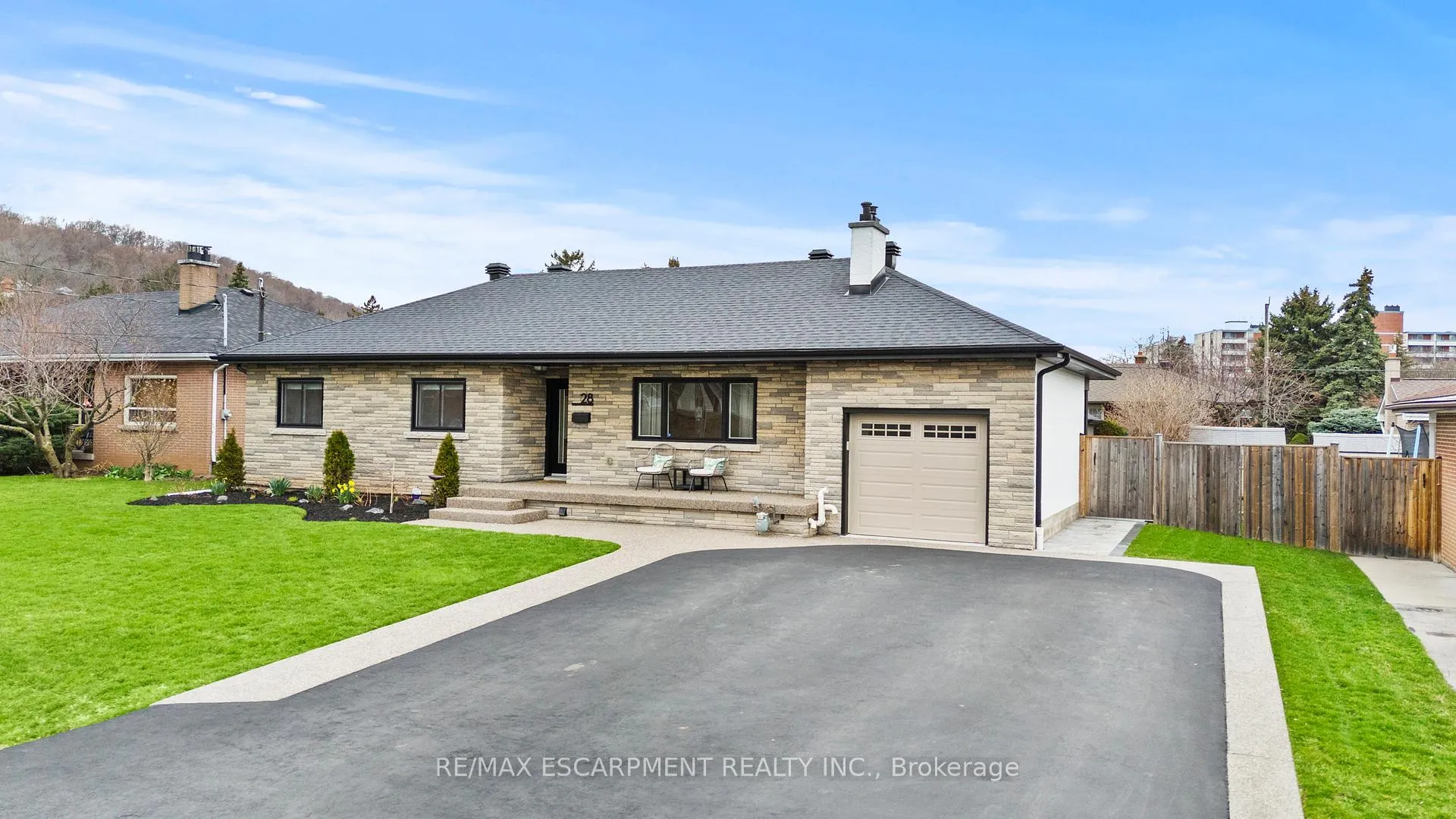 Photo 3 of 28 Bonita Drive, Hamilton, Stoney Creek — HOMEH