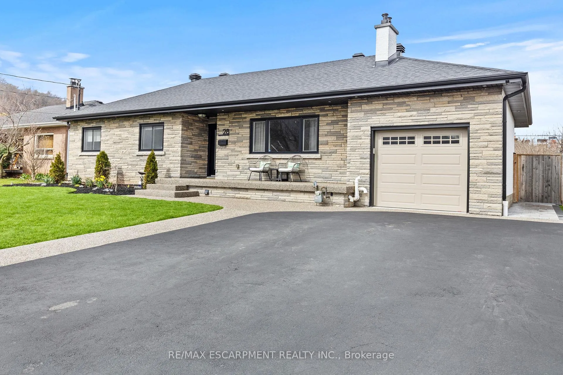 Photo 4 of 28 Bonita Drive, Hamilton, Stoney Creek — HOMEH