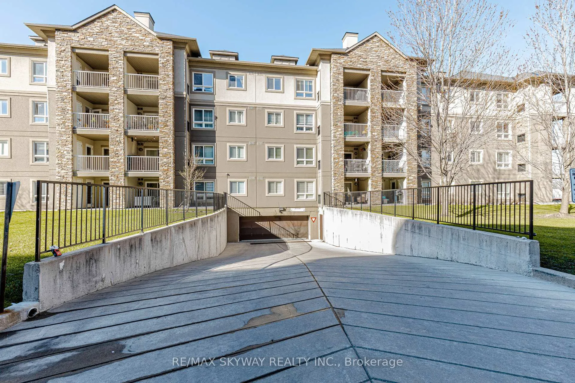 Photo 3 of Unit 1403, 8 Dayspring Circle, Brampton, Goreway Drive Corridor — HOMEH