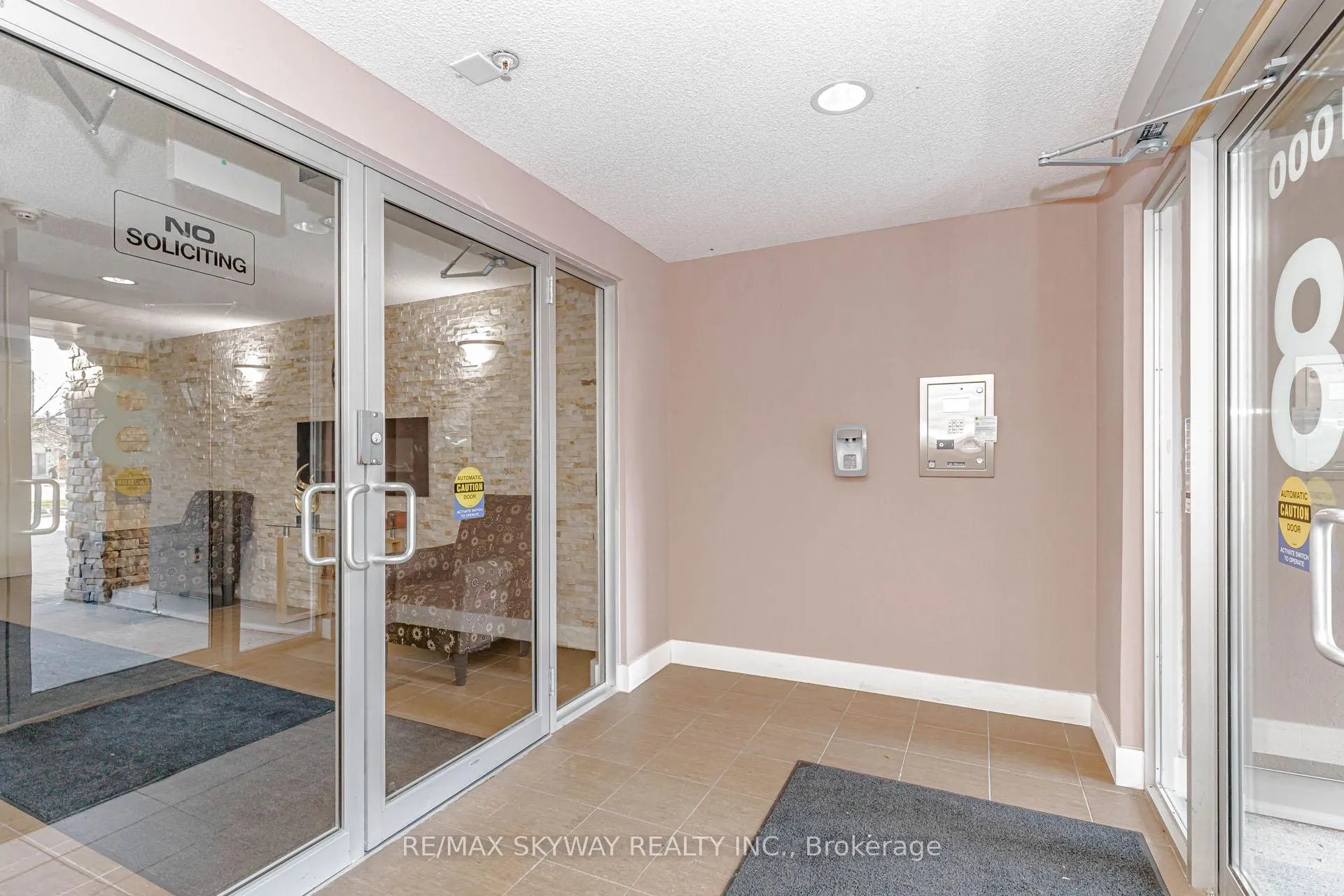 Photo 7 of Unit 1403, 8 Dayspring Circle, Brampton, Goreway Drive Corridor — HOMEH