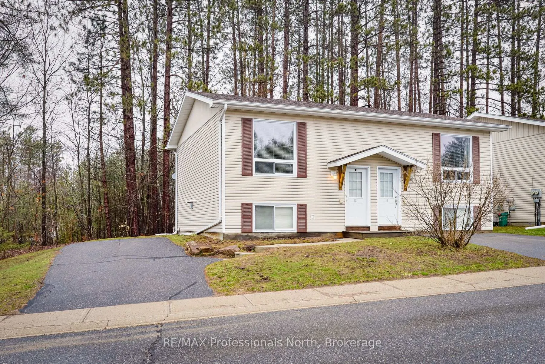 Photo 1 of Unit 12, 200 Pine Street, Bracebridge, Macaulay — HOMEH