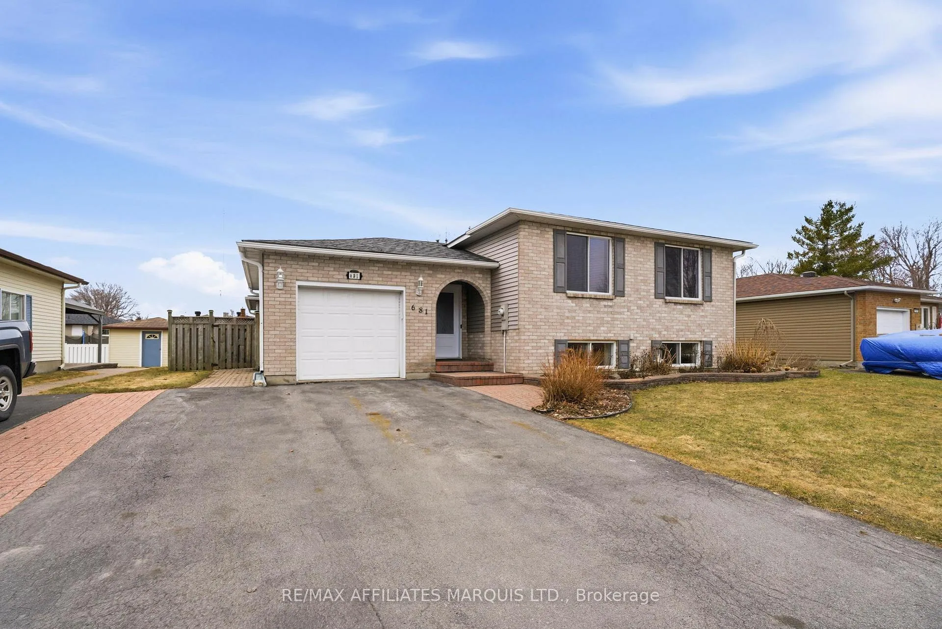 Photo 2 of 681 Champlain Drive, Cornwall — HOMEH