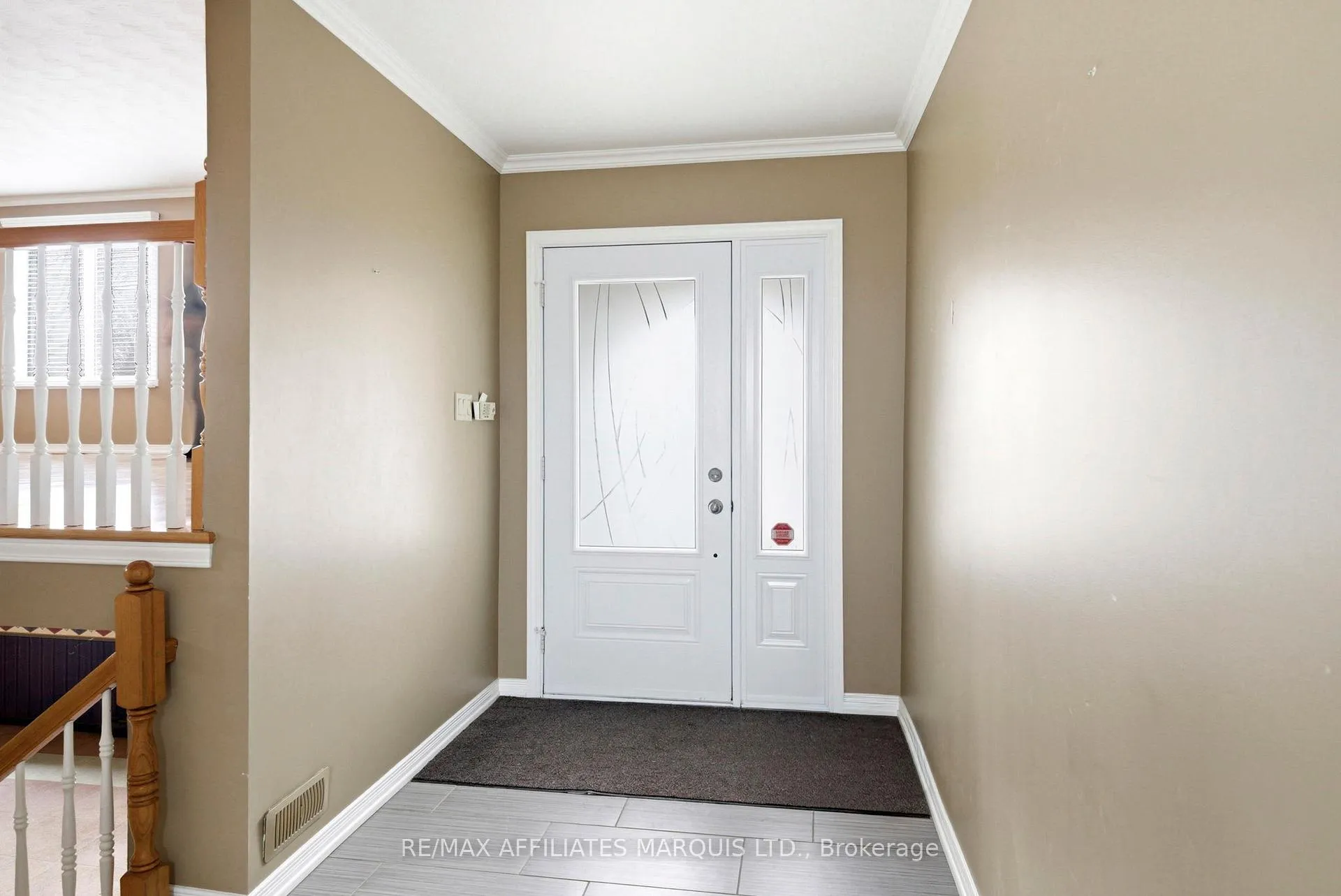 Photo 3 of 681 Champlain Drive, Cornwall — HOMEH